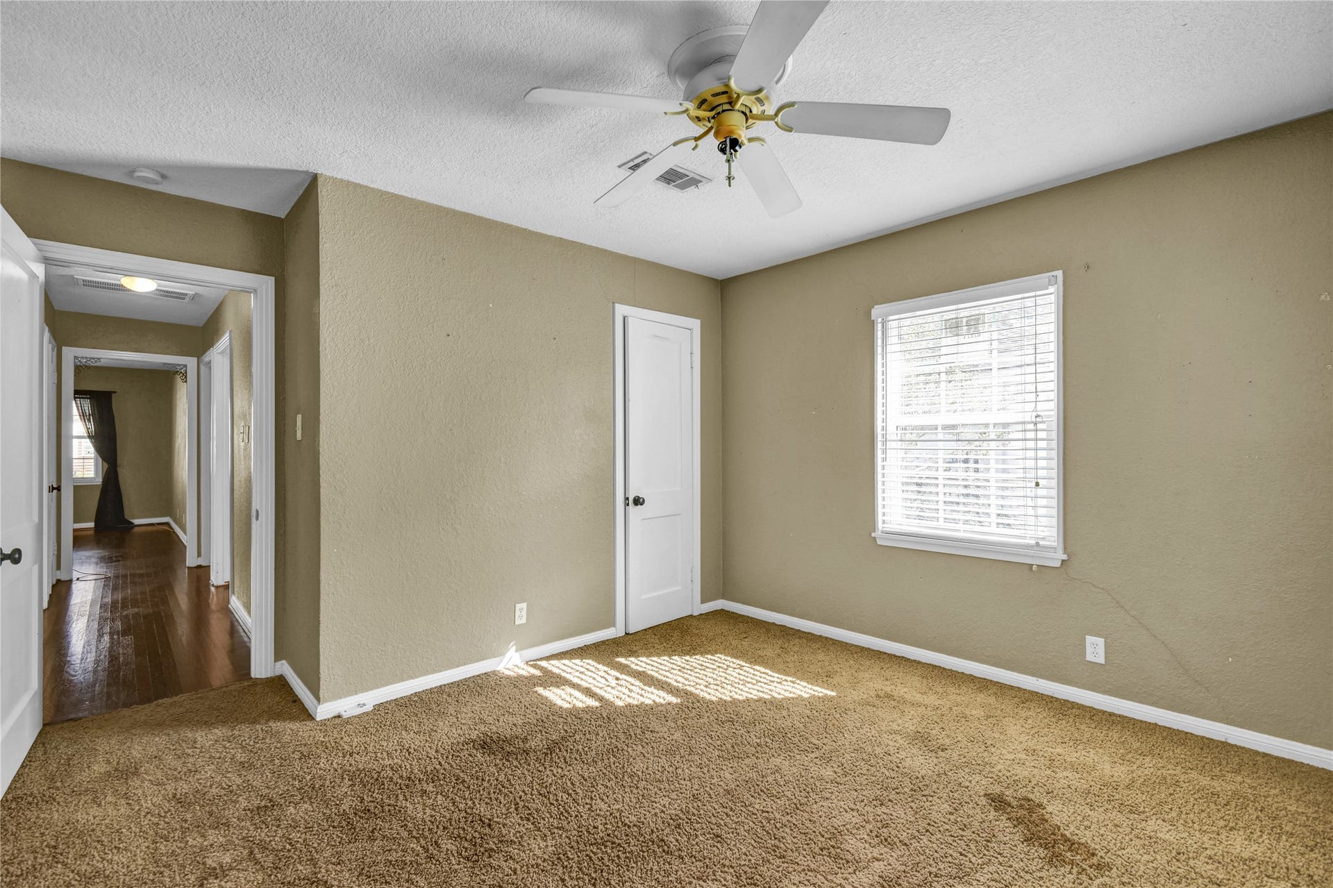 908 Robinhood Lane, Angleton, TX 77515