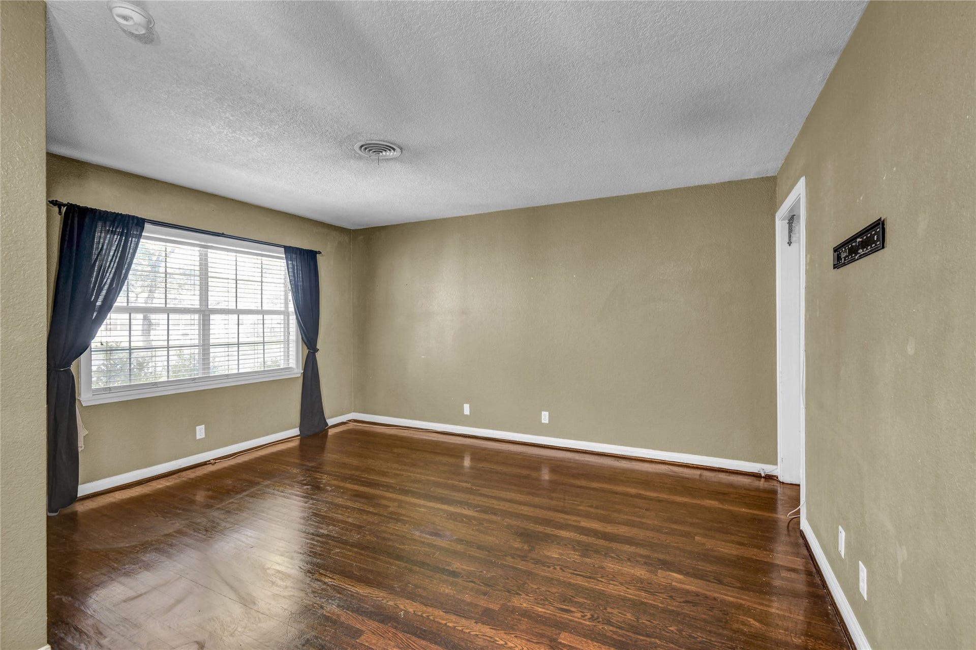 908 Robinhood Lane, Angleton, TX 77515