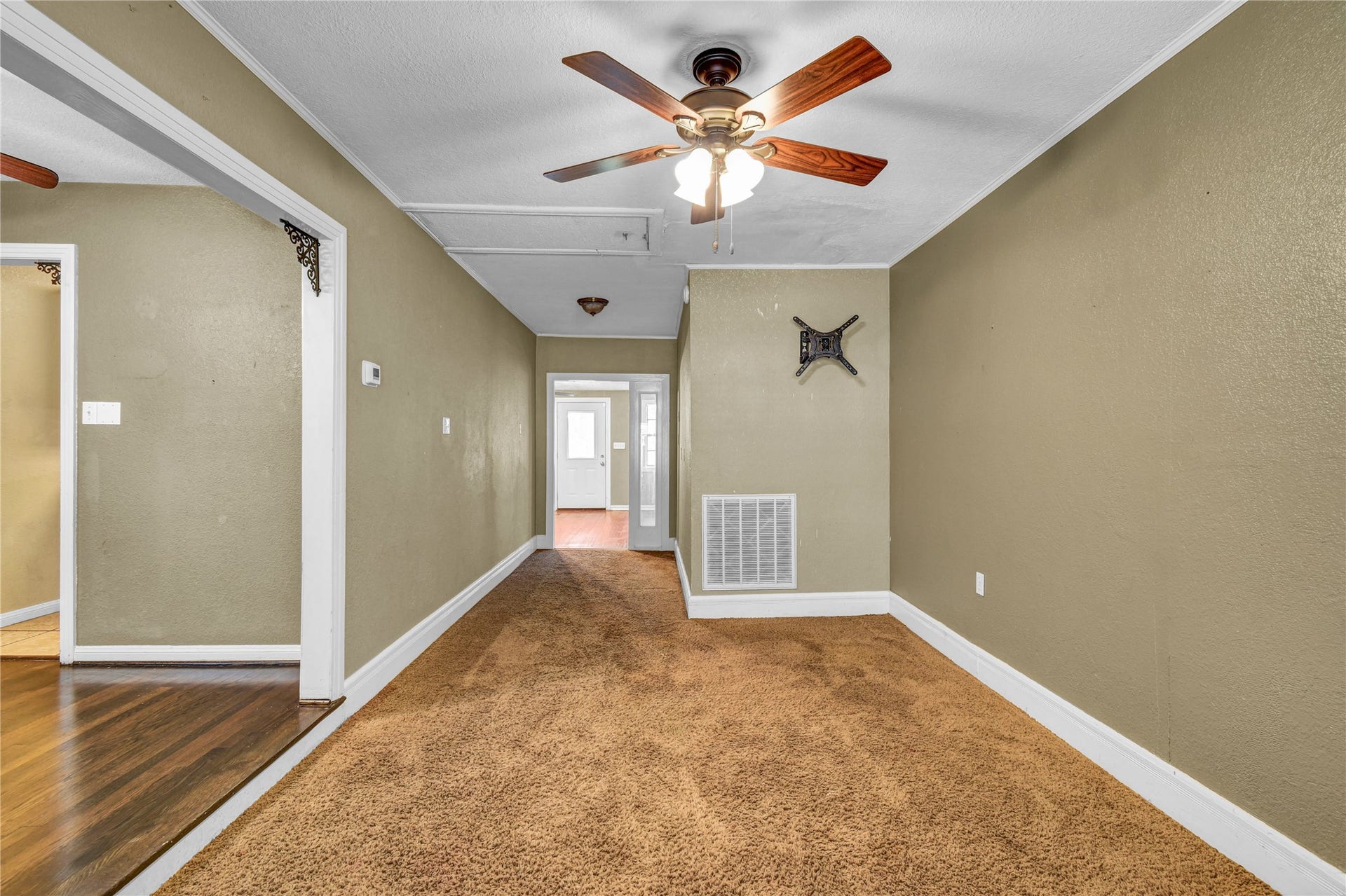 908 Robinhood Lane, Angleton, TX 77515
