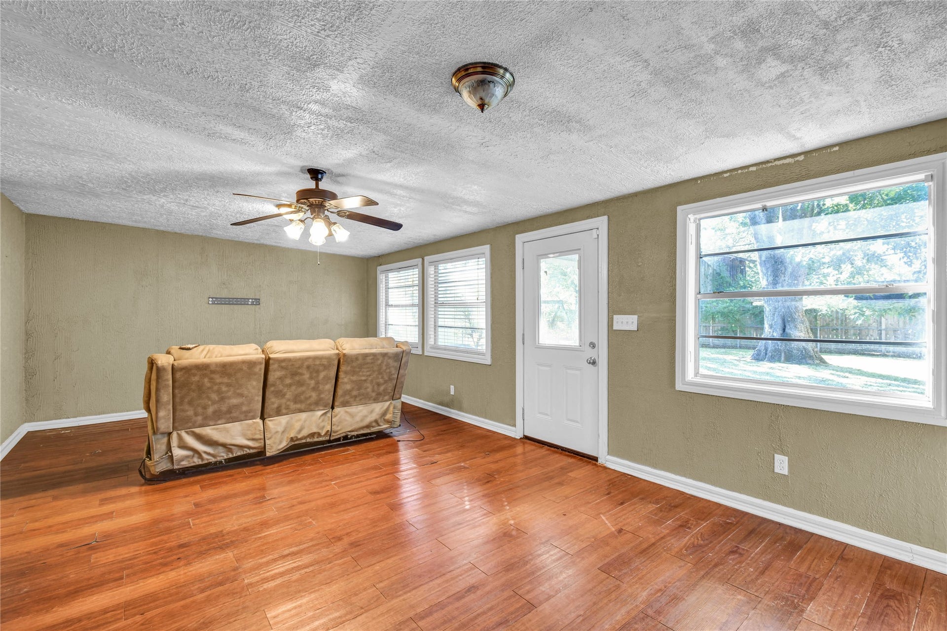 908 Robinhood Lane, Angleton, TX 77515