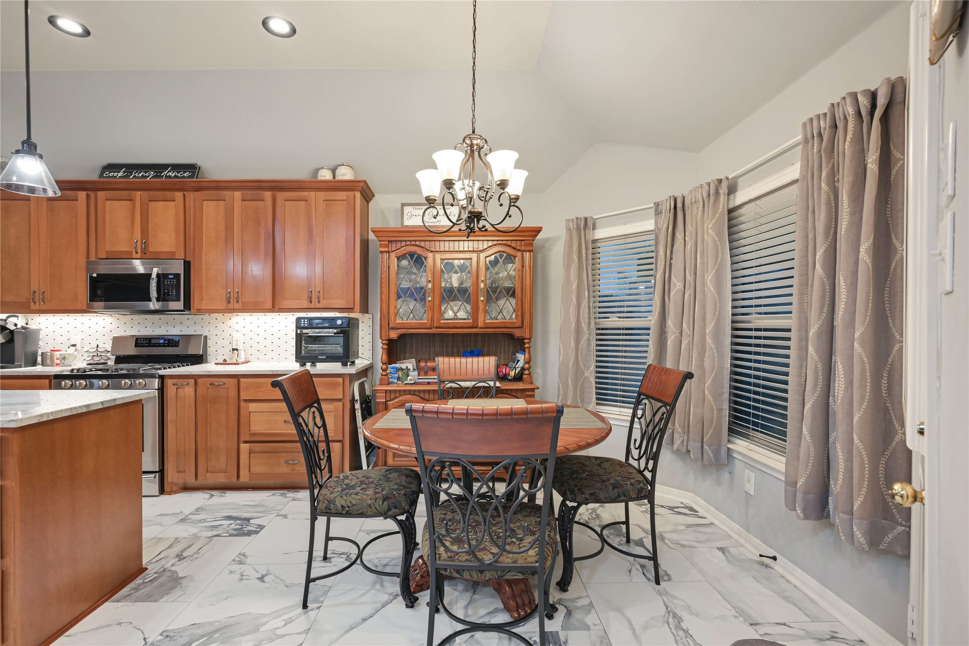 1918 Oakwood Court Drive, Baytown, TX 77521 Breakfast area off the kitchen