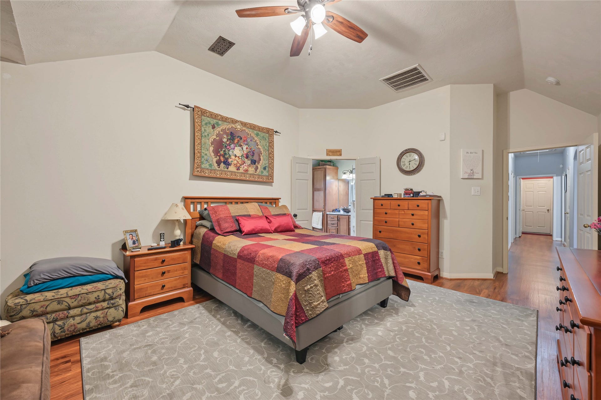 1918 Oakwood Court Drive, Baytown, TX 77521 Tall ceilings in the primary bedroom