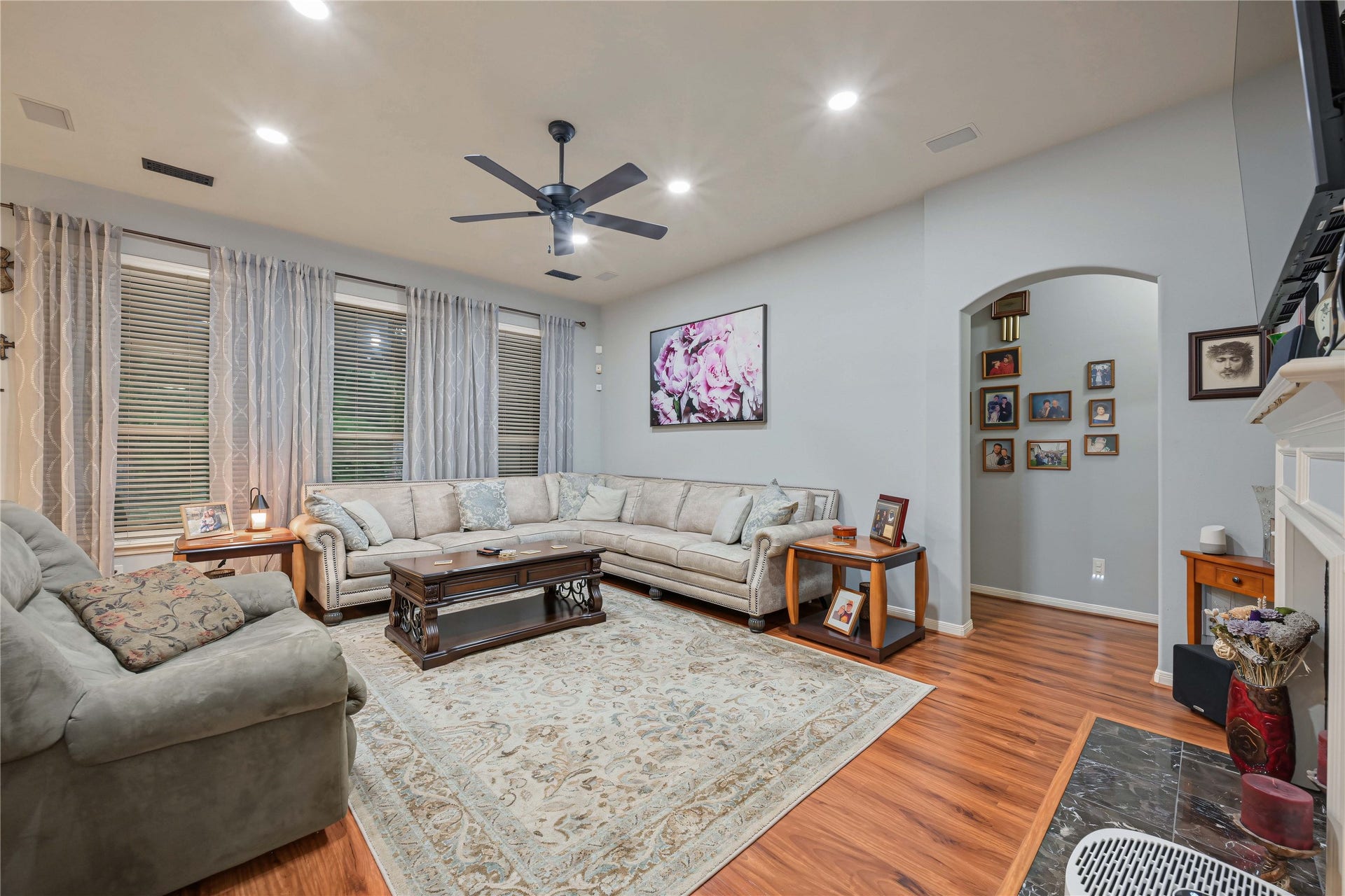 1918 Oakwood Court Drive, Baytown, TX 77521 Large living area with laminate floors