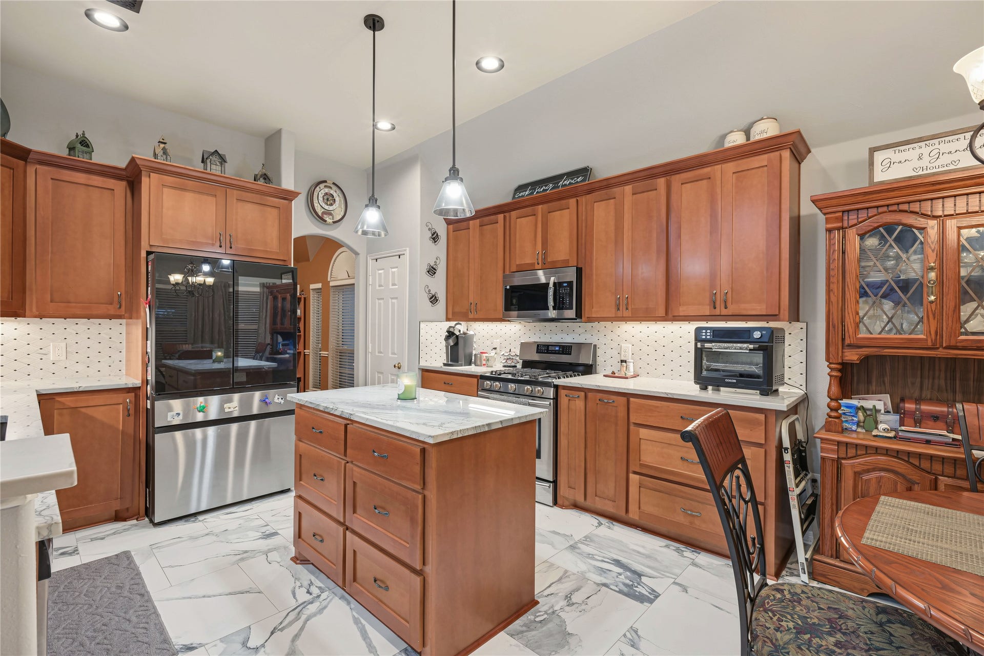 1918 Oakwood Court Drive, Baytown, TX 77521 Custom built cabinets