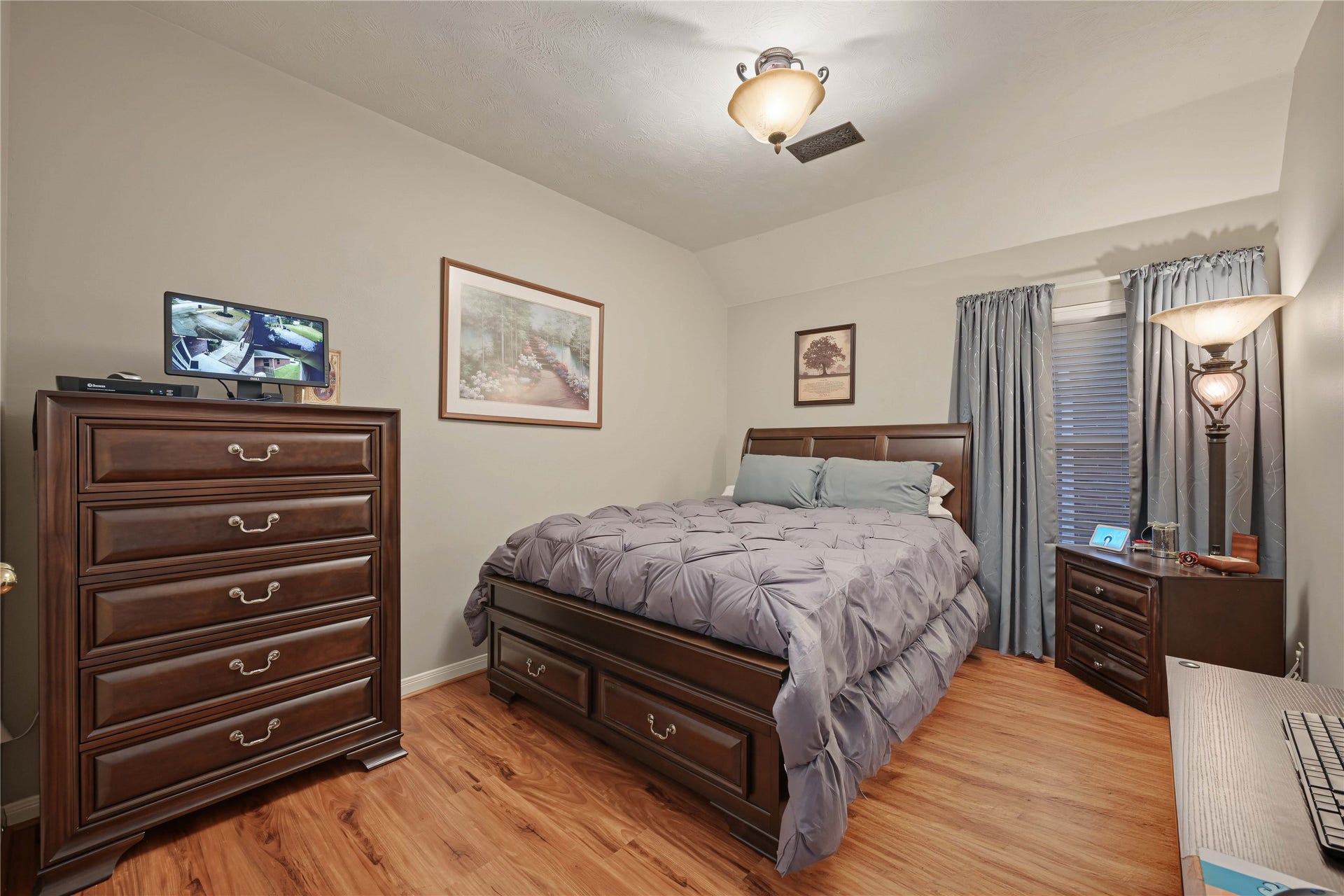 1918 Oakwood Court Drive, Baytown, TX 77521 Guest room 1