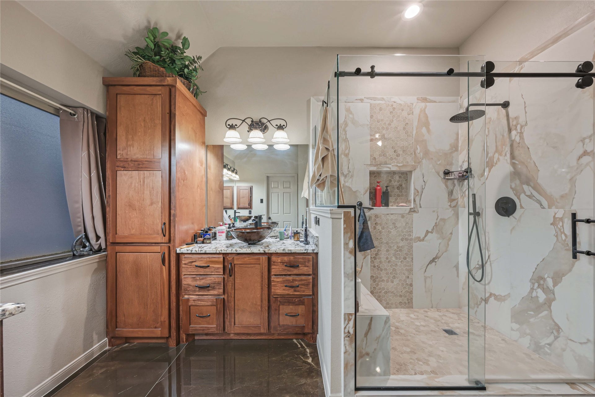 1918 Oakwood Court Drive, Baytown, TX 77521 2nd dressing area in primary bathroom