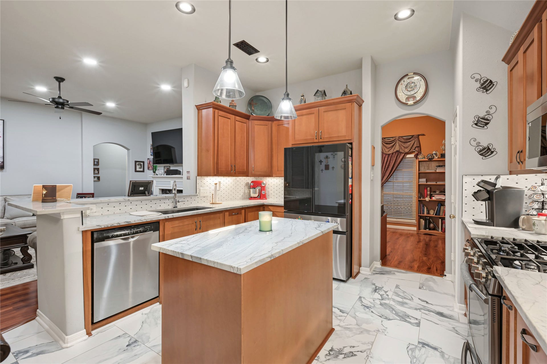 1918 Oakwood Court Drive, Baytown, TX 77521 Wow! This kitchen is beautiful.