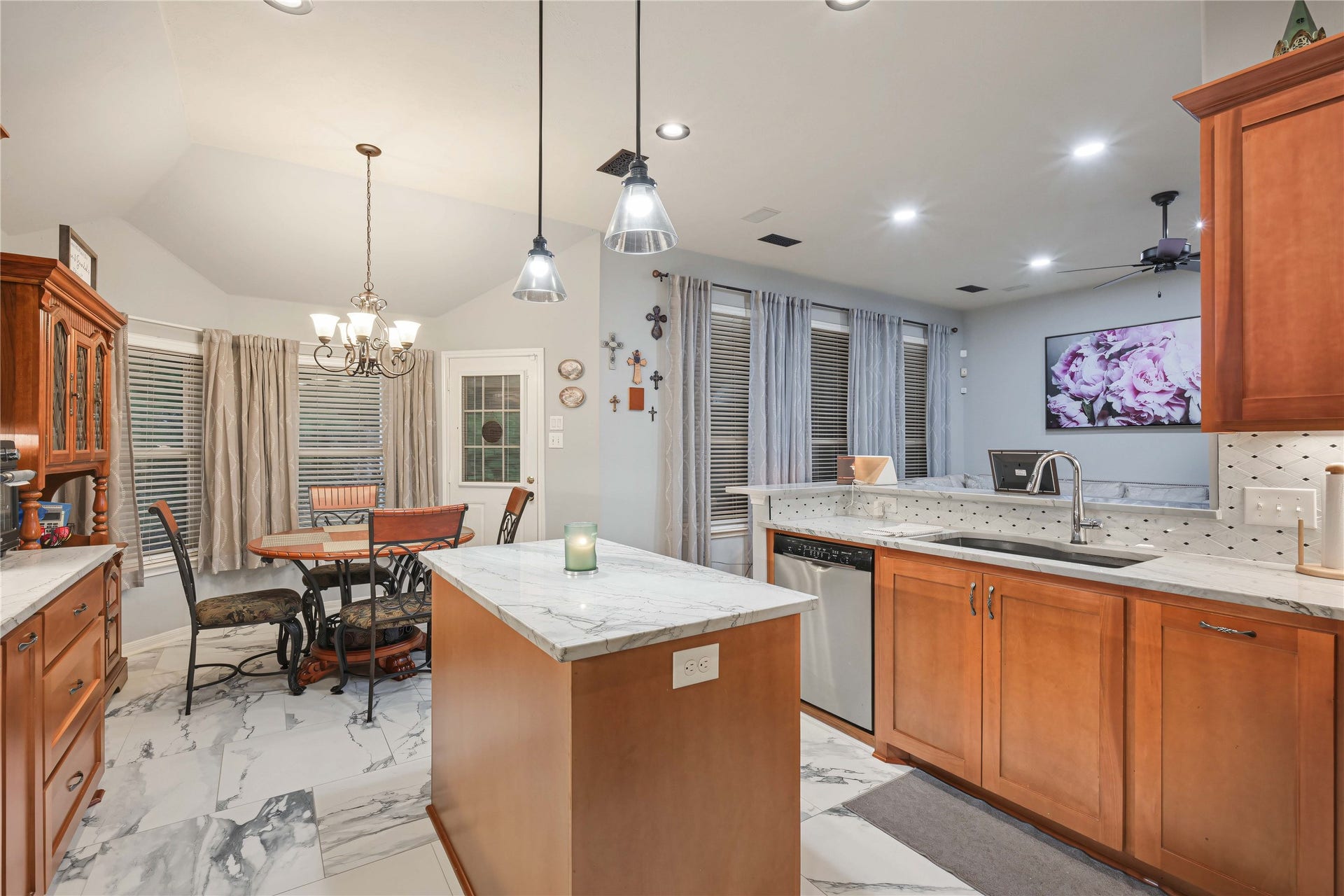 1918 Oakwood Court Drive, Baytown, TX 77521 Island with pendant lights