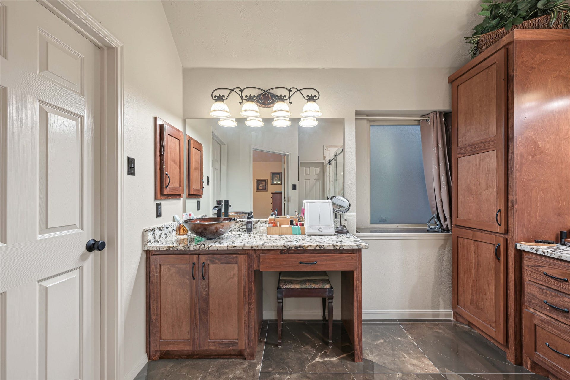 1918 Oakwood Court Drive, Baytown, TX 77521 Dressing vanity with seating space