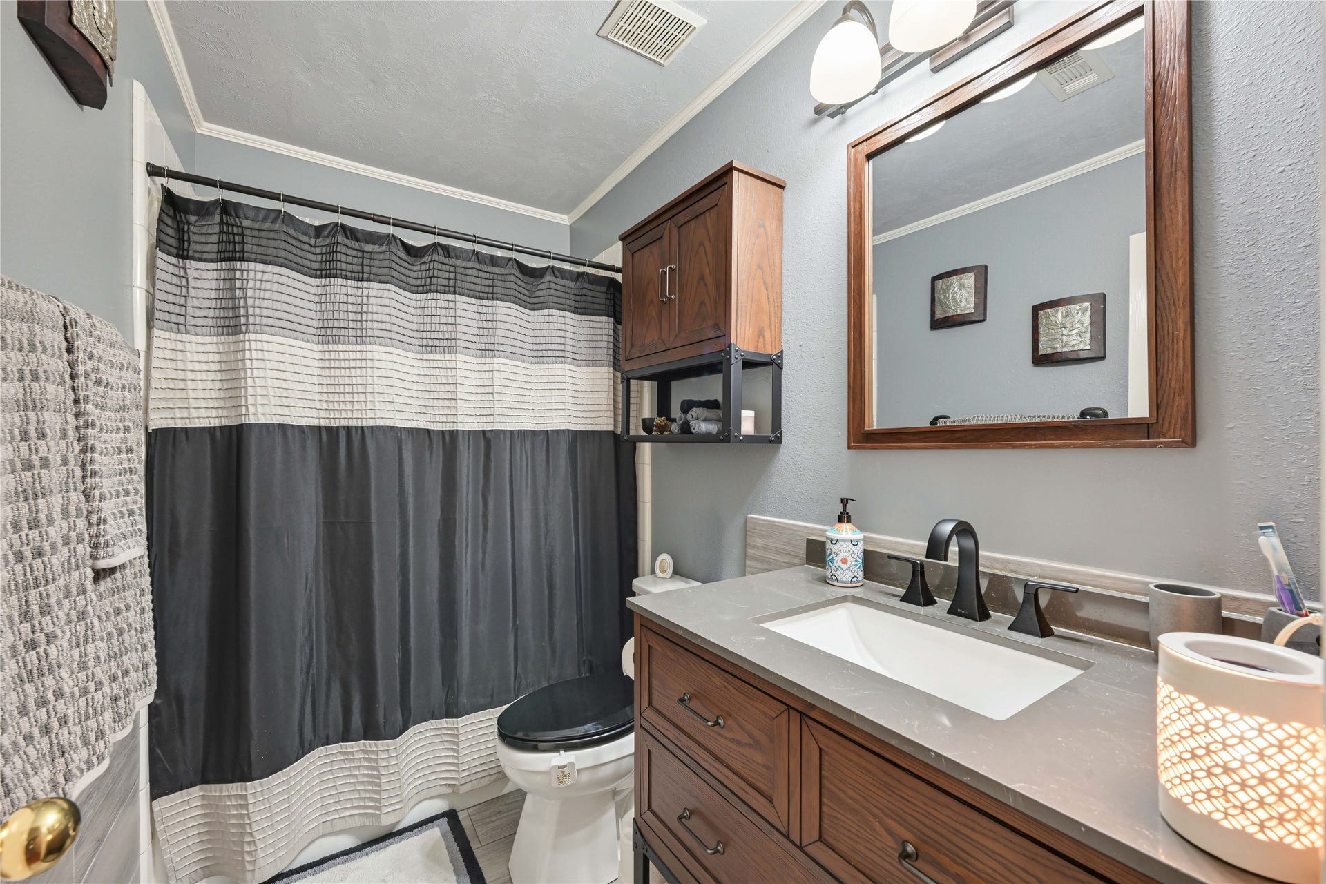 1918 Oakwood Court Drive, Baytown, TX 77521 Guest bathroom with tiled wall