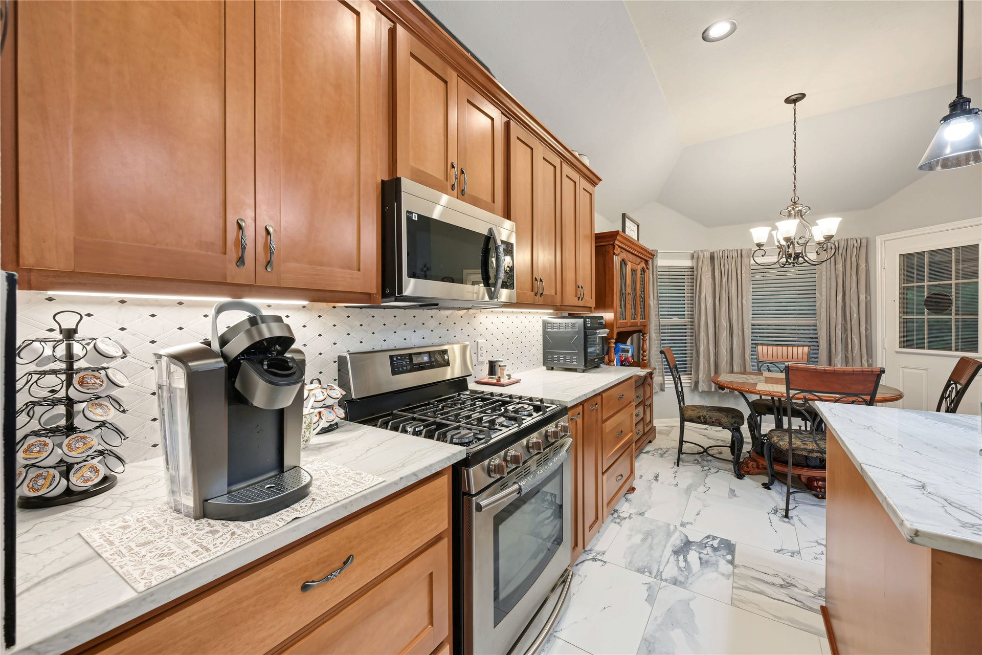 1918 Oakwood Court Drive, Baytown, TX 77521 Stainless steel gas appliances
