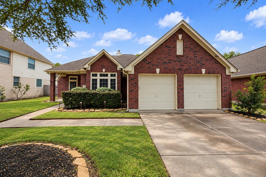 Property photo for 1918 Oakwood Court Drive, Baytown, TX