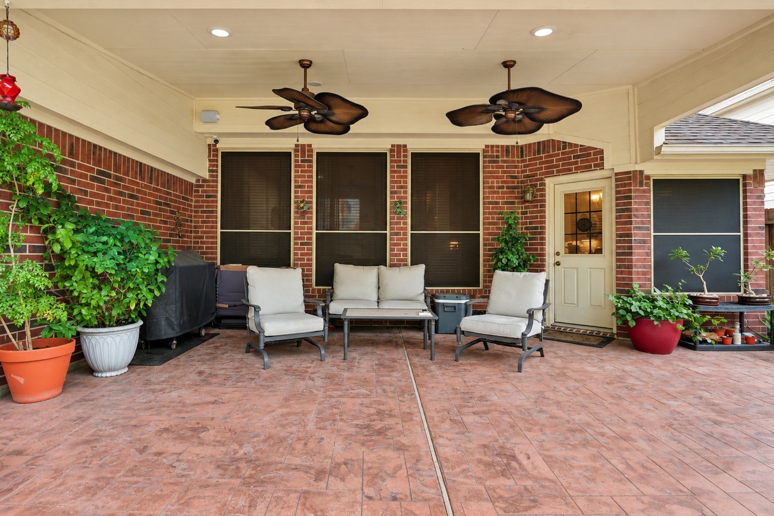1918 Oakwood Court Drive, Baytown, TX 77521 Extended patio