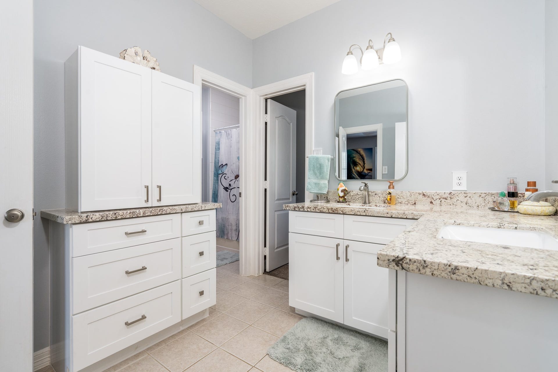 20303 Stone Lake Circle, Tomball, TX 77377 A shared bathroom sits between two bedrooms upstairs