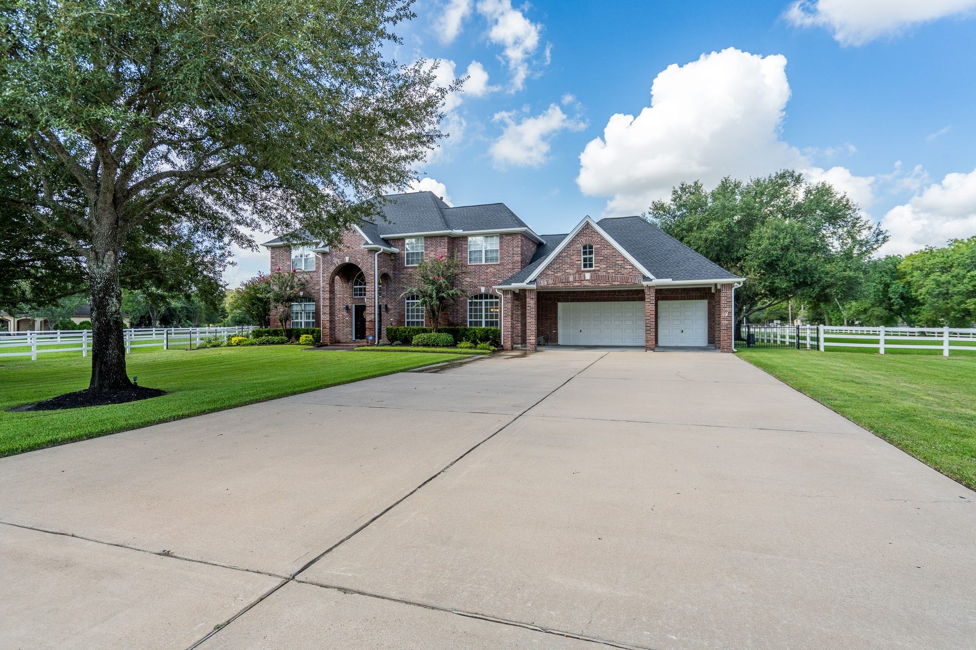 20303 Stone Lake Circle, Tomball, TX 77377 This breathtaking 2 story home offers a spacious 3 car garage