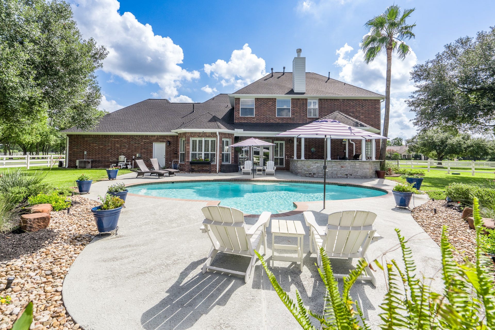 20303 Stone Lake Circle, Tomball, TX 77377 The sparkling pool is equipt with an outdoor kitchen