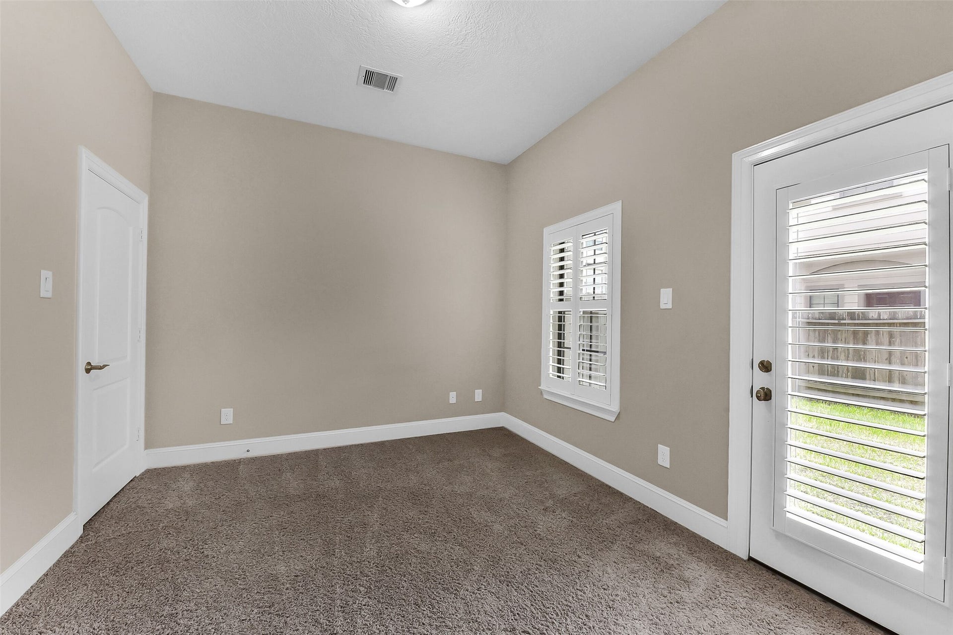 905 Garden Oaks Trace, Houston, TX 77018 The first level has a bedroom with en-suite bath. Home has been upgraded with shutters on the windows.