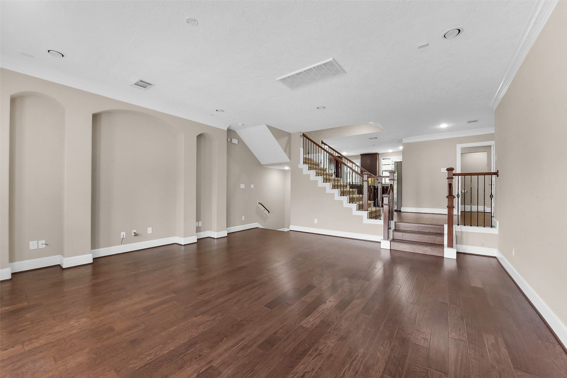 905 Garden Oaks Trace, Houston, TX 77018 The living area also has alcoves to add a nice design element but also to house TV's and entertainment components.