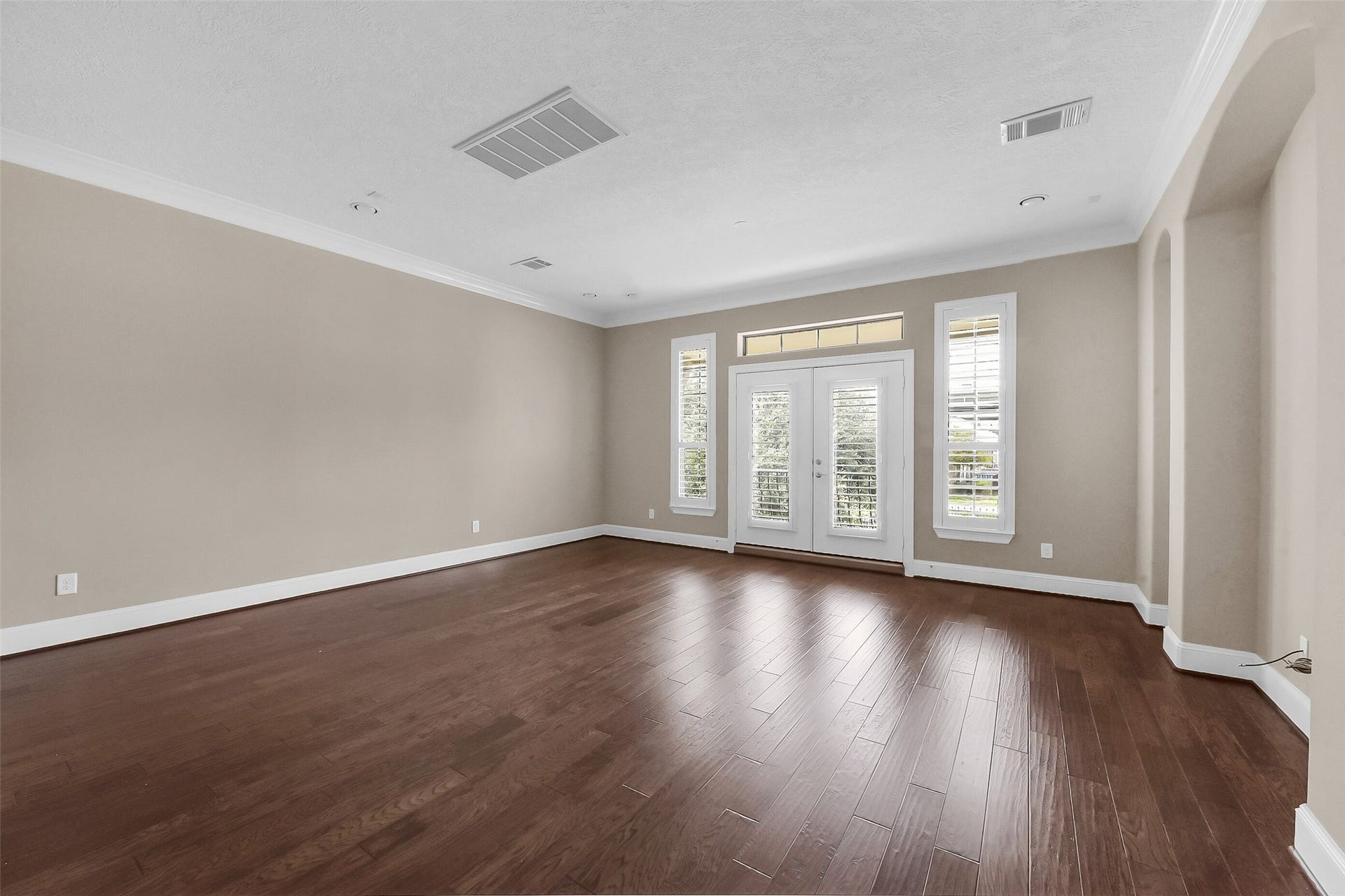 905 Garden Oaks Trace, Houston, TX 77018 The second floor living with hardwood flooring, crown molding and plenty of natural light.