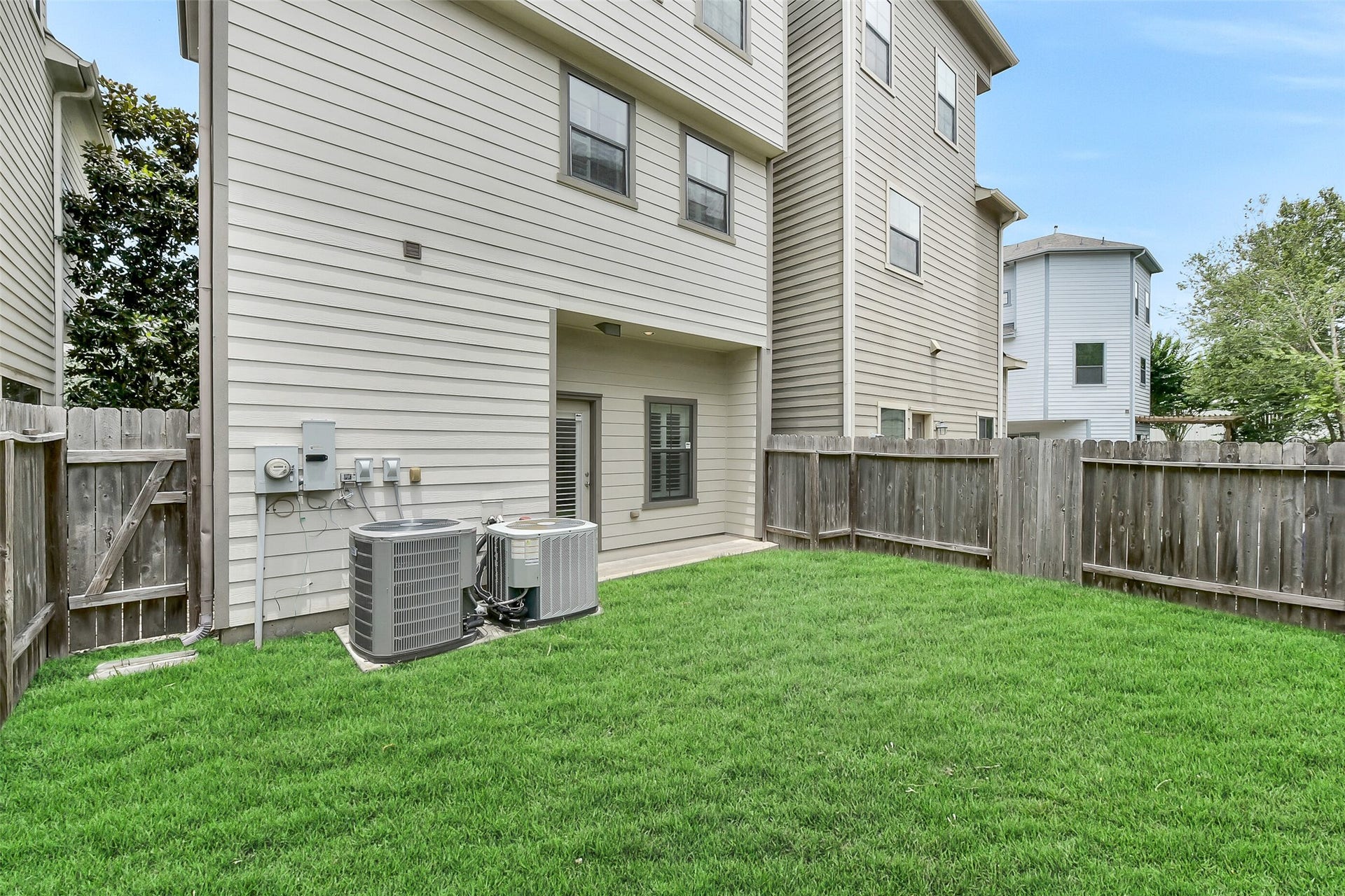 905 Garden Oaks Trace, Houston, TX 77018 The home has a fenced back yard with a covered back patio.