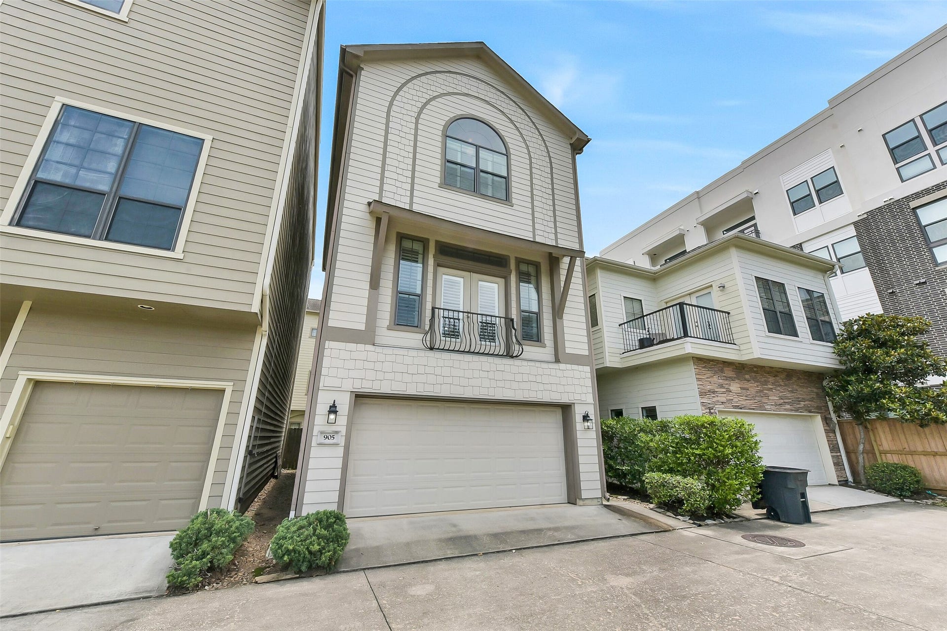 905 Garden Oaks Trace, Houston, TX 77018 This neighborhood offers freestanding single-family homes located in the Villas on West 34th, a small gated community in the Garden Oaks/Oak Forest area just north of the Heights.