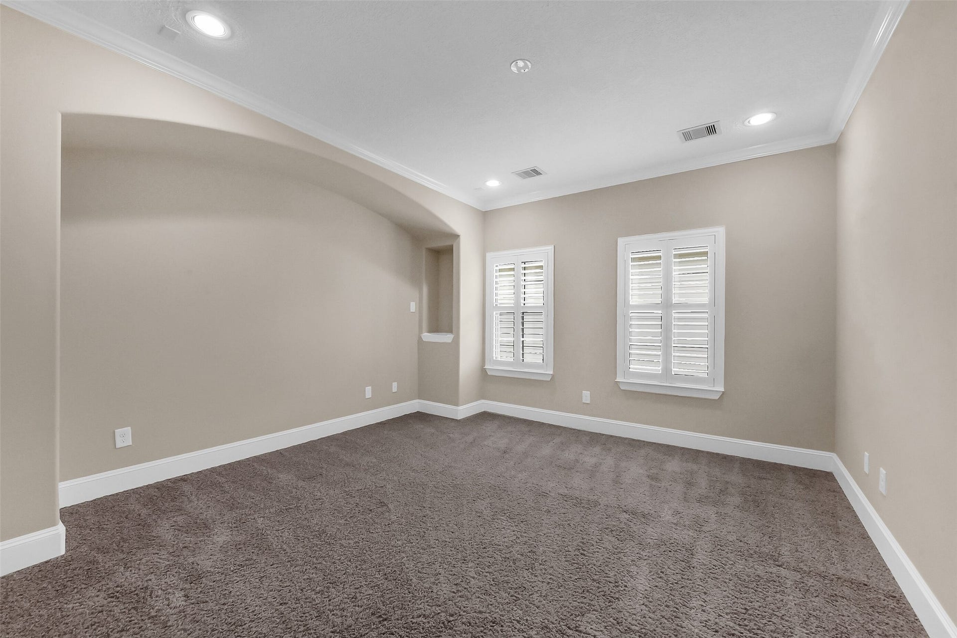 905 Garden Oaks Trace, Houston, TX 77018 Tuck the bed into this recessed sleeping area in the primary bedroom. The room also has decorative niche and windows enhanced with Sunburst shutters.