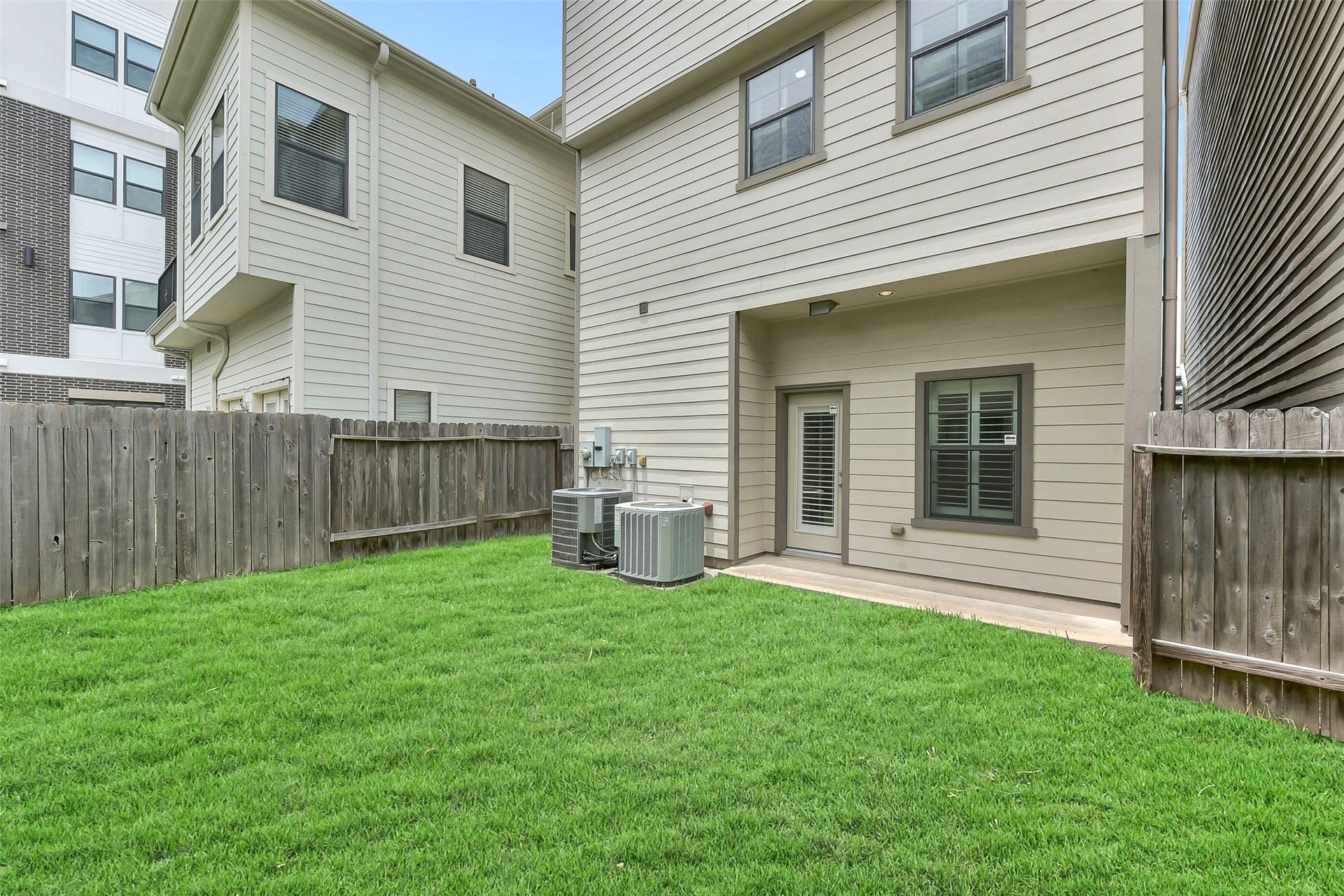 905 Garden Oaks Trace, Houston, TX 77018 This home has a covered patio and its own fenced in private backyard.