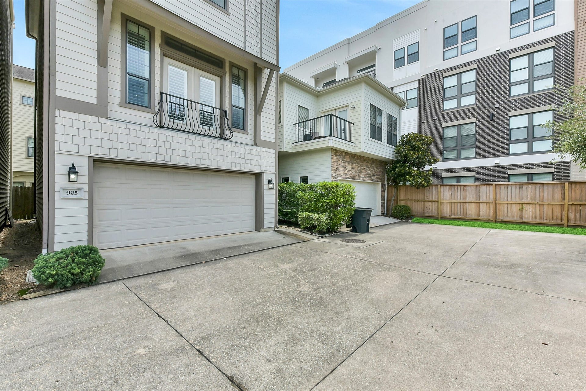 905 Garden Oaks Trace, Houston, TX 77018 The front of the home has a view of the community green space and trees.