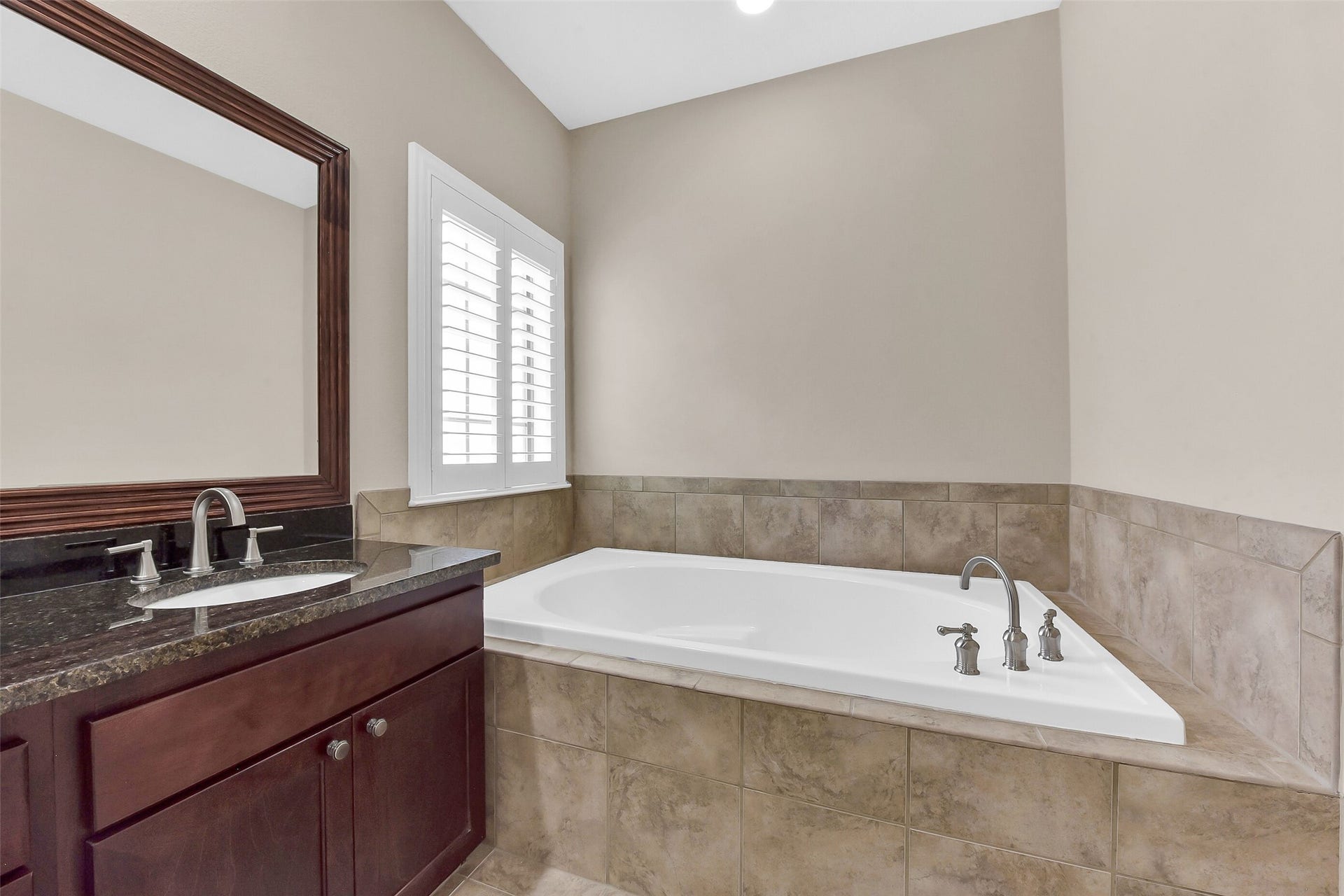 905 Garden Oaks Trace, Houston, TX 77018 Soaking tub with tile surround makes a great place to relax.