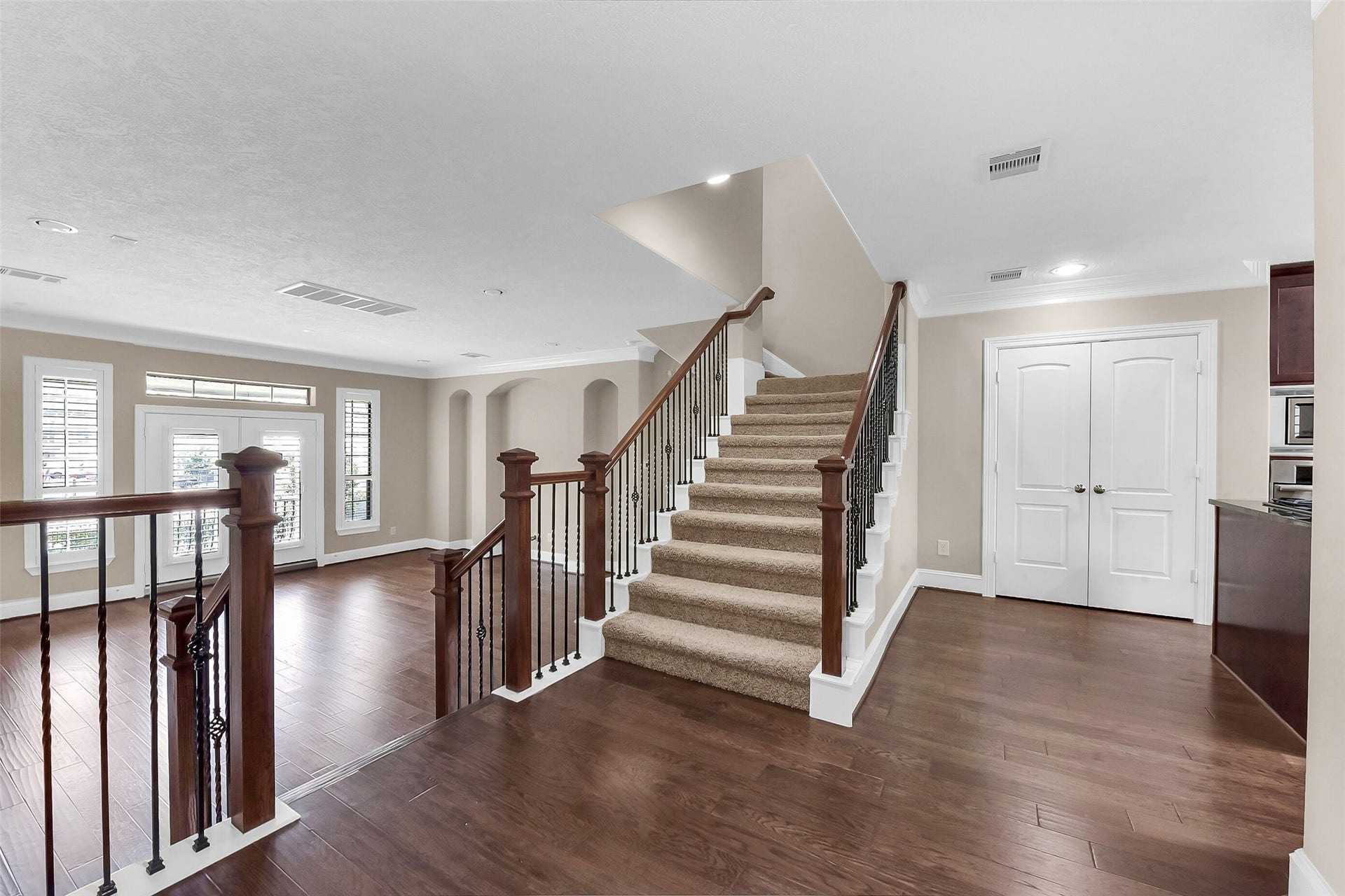 905 Garden Oaks Trace, Houston, TX 77018 There is ample space for tables and chairs in this area. Venturing up to the third floor to the Primary and Secondary bedrooms.