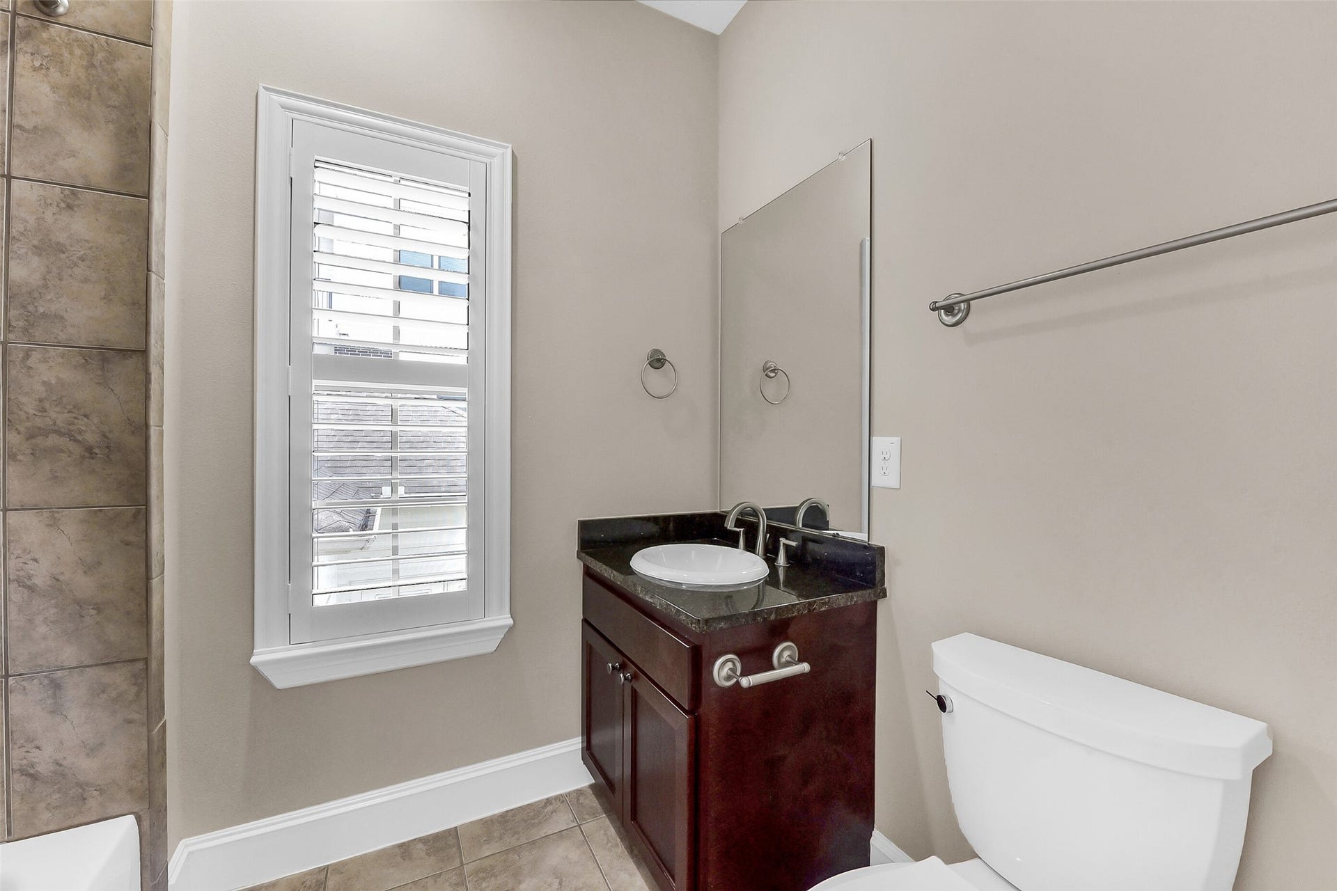 905 Garden Oaks Trace, Houston, TX 77018 Secondary bedroom has private bath with tub shower combination.