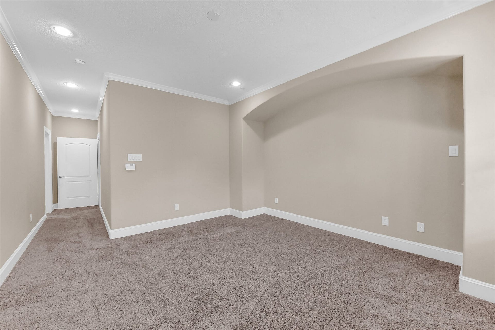 905 Garden Oaks Trace, Houston, TX 77018 In addition to the natural light, there recessed lights add to the ambiance.