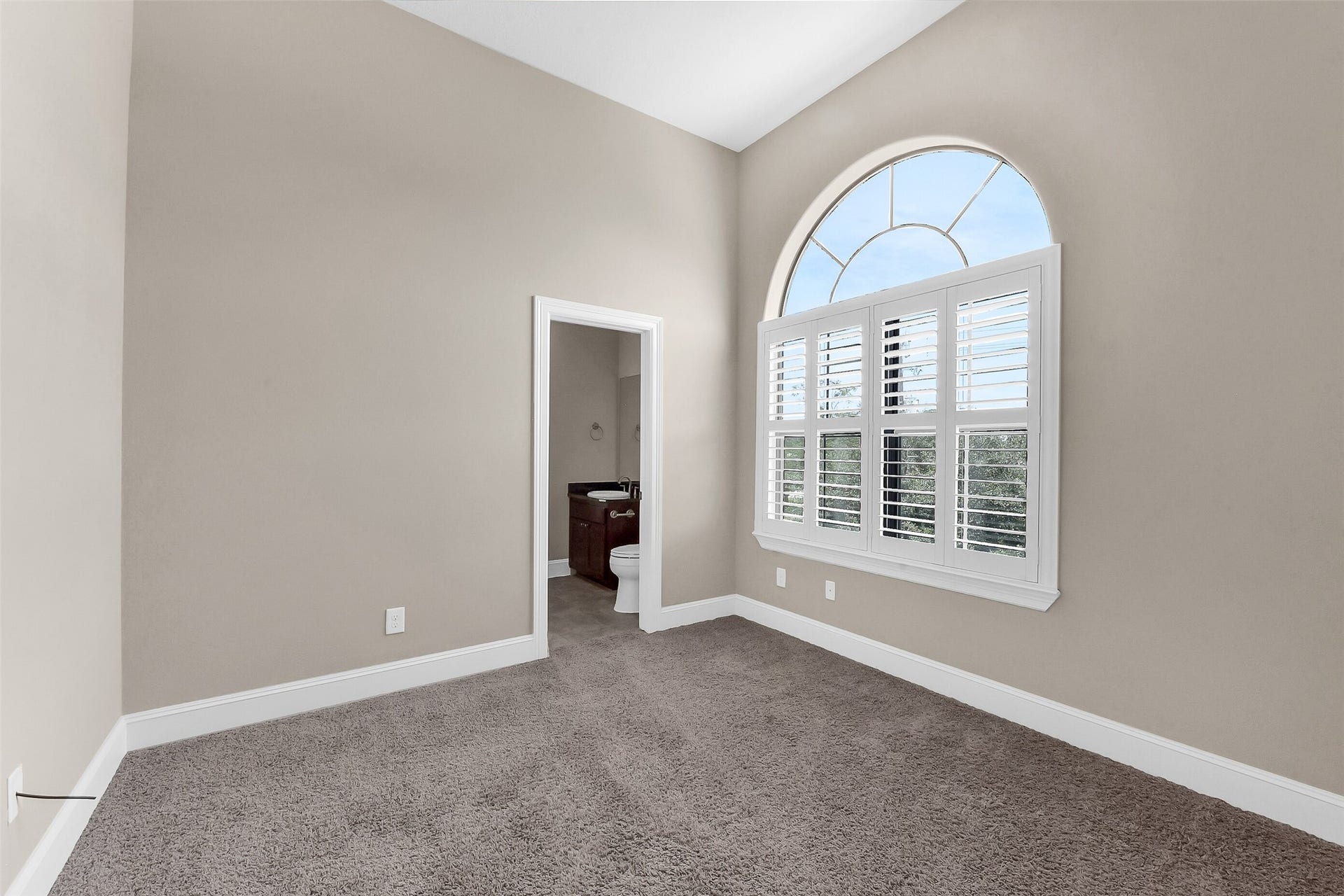 905 Garden Oaks Trace, Houston, TX 77018 The second bedroom on the third floor with it's own private bath.