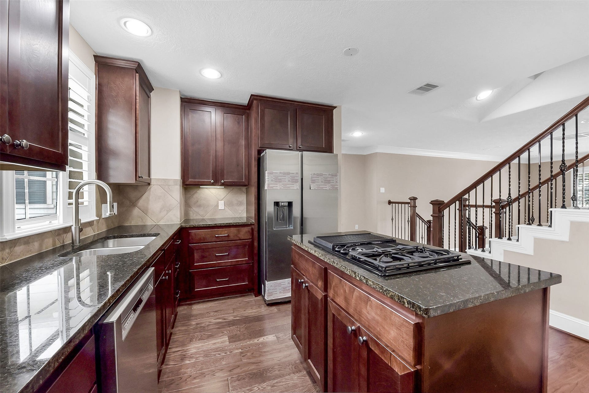 905 Garden Oaks Trace, Houston, TX 77018 The kitchen layout puts everything within easy reach.