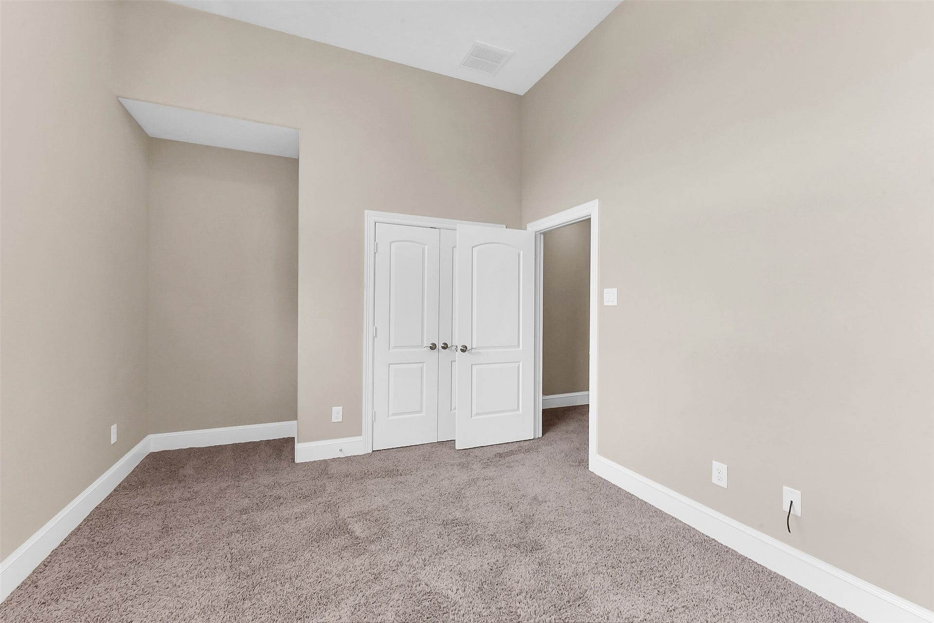 905 Garden Oaks Trace, Houston, TX 77018 Another view of the third floor secondary bedroom with enough room to tuck a vanity next to the closet.