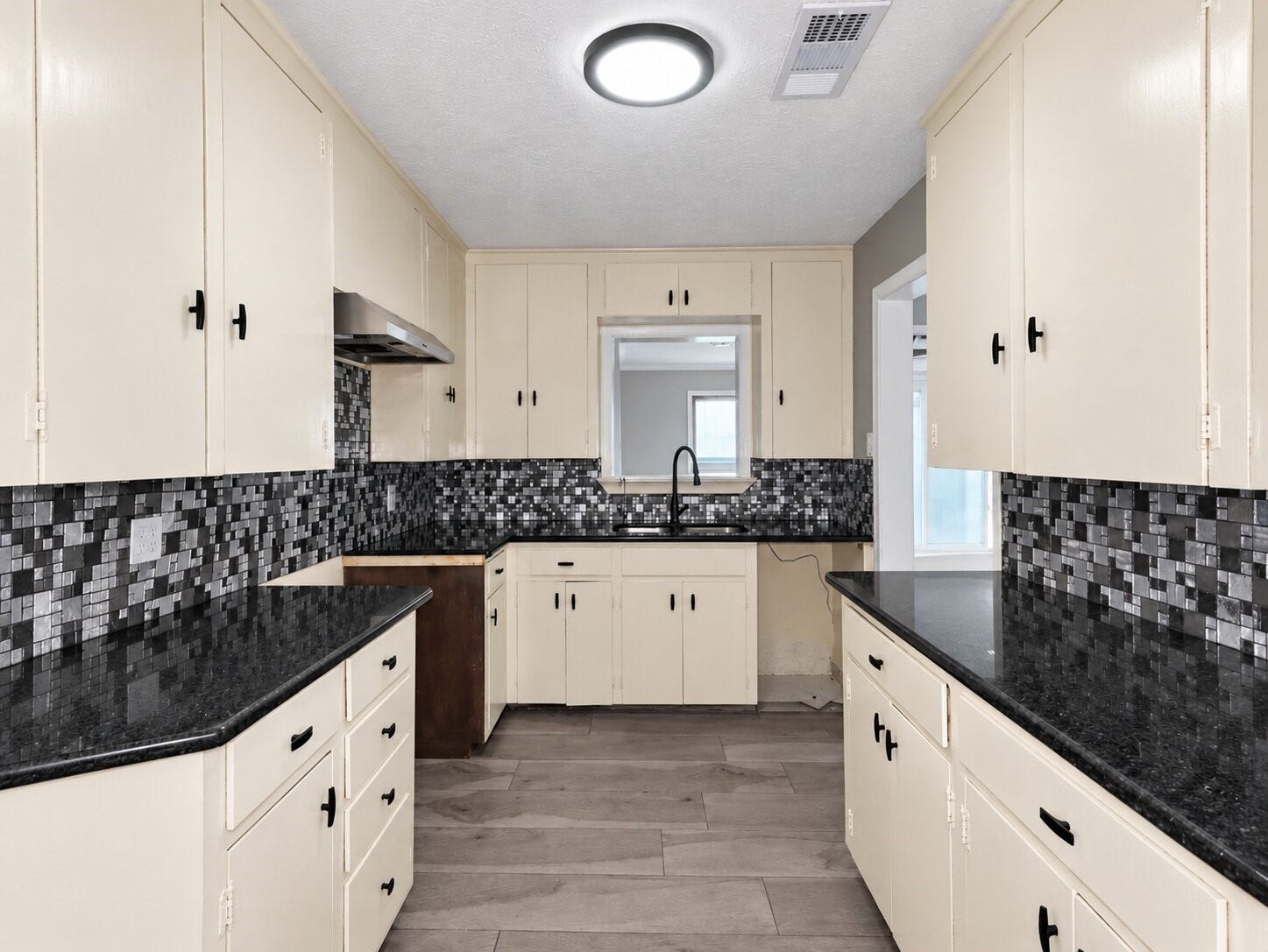 1110 Lafferty Road, Pasadena, TX 77502 1110 Lafferty Road, Pasadena, TX 77502