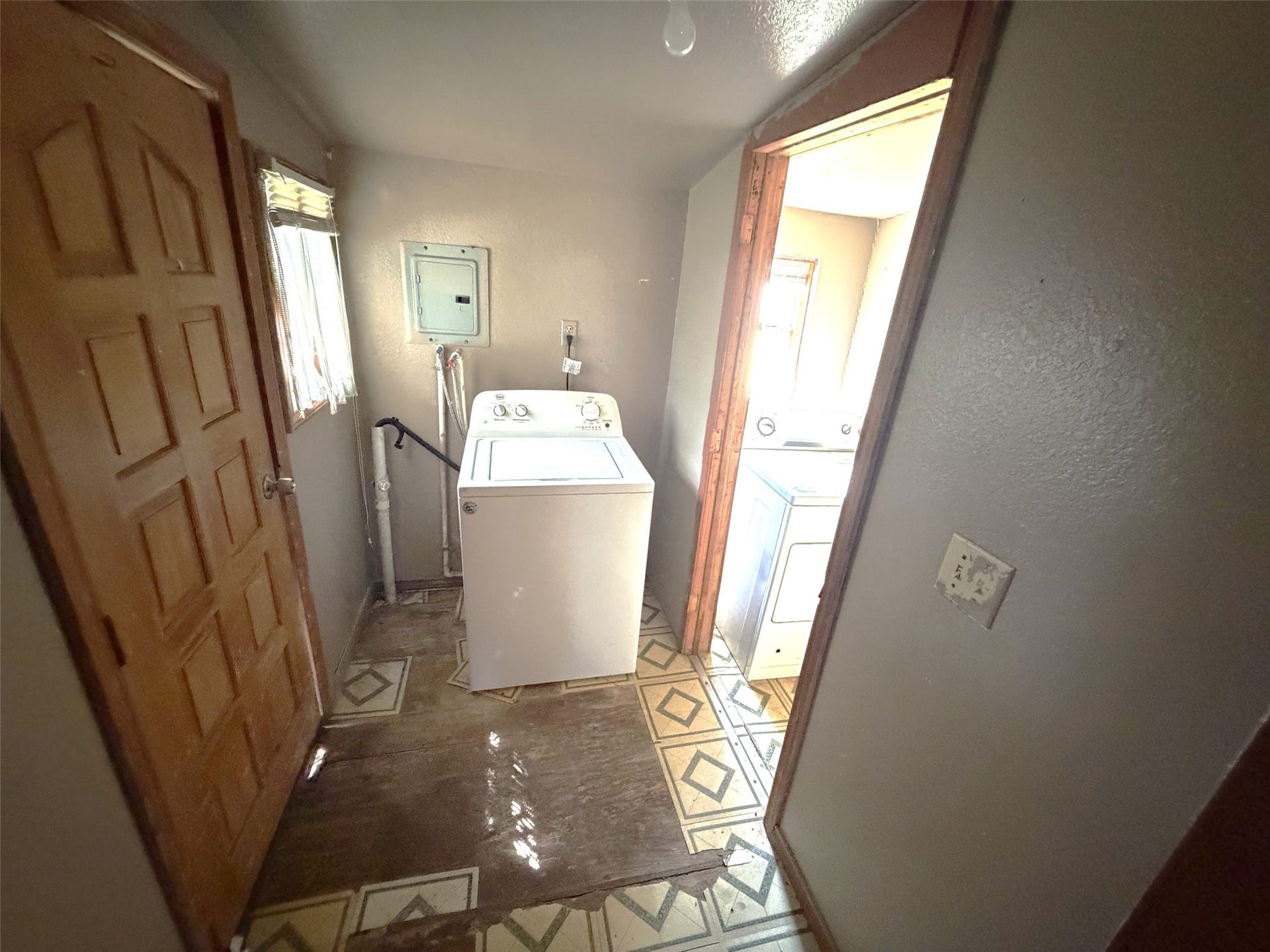 209 S Avenue C, Freeport, TX 77541 The laundry room.