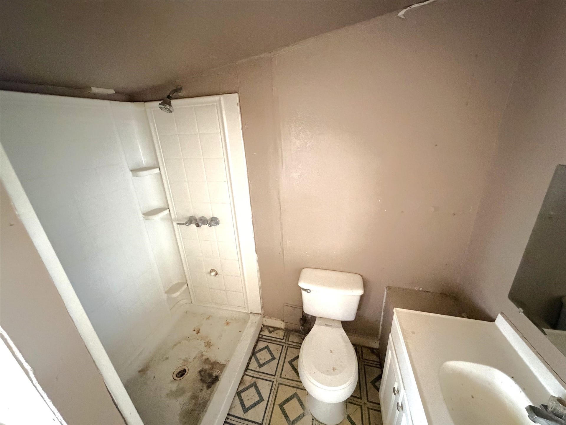 209 S Avenue C, Freeport, TX 77541 The bathroom.