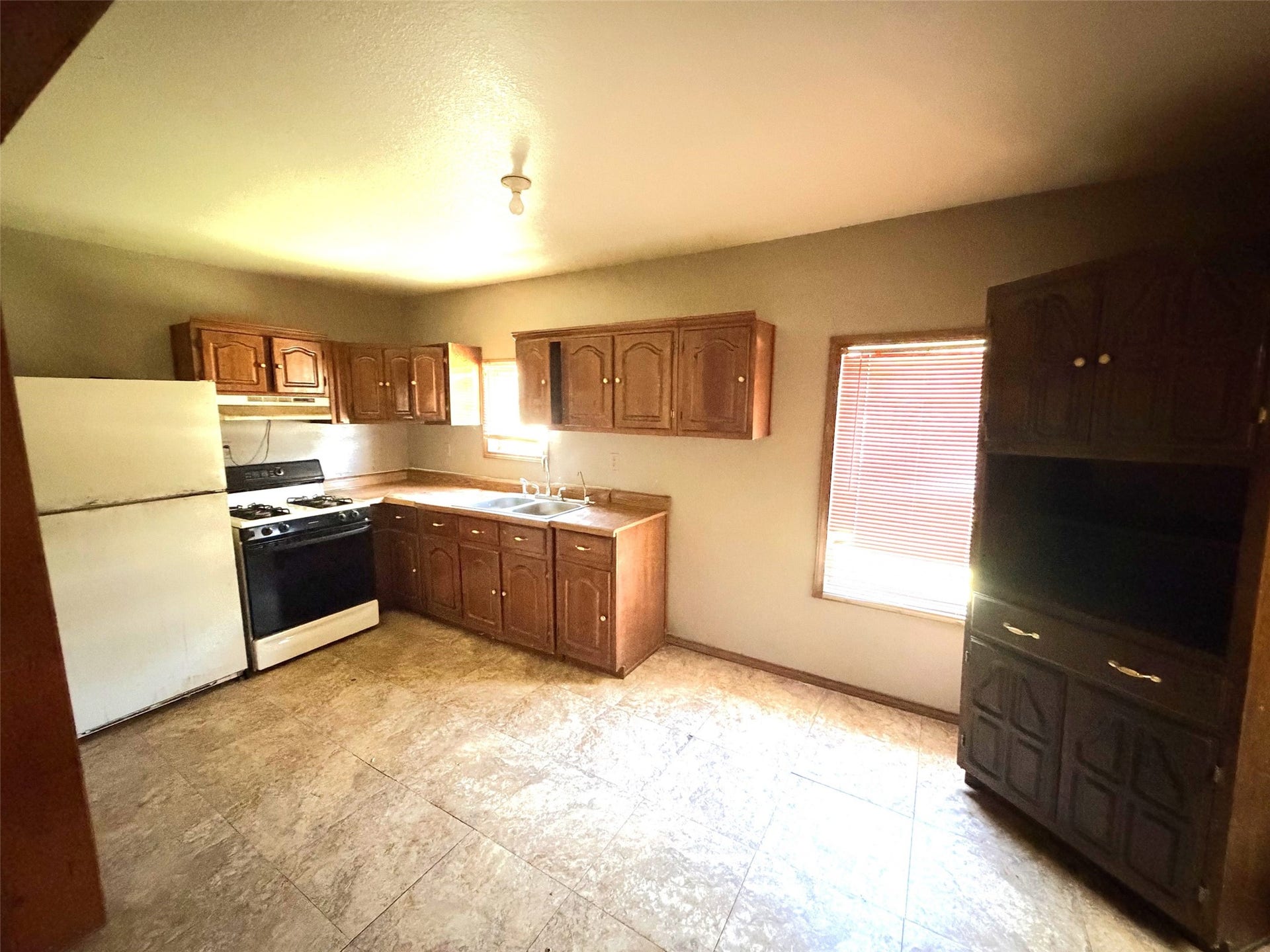 209 S Avenue C, Freeport, TX 77541 The kitchen has room for a table and chairs.