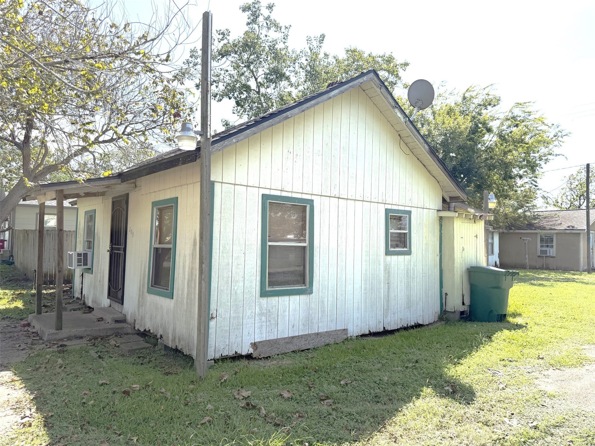 209 S Avenue C, Freeport, TX 77541 Side view of the first house.