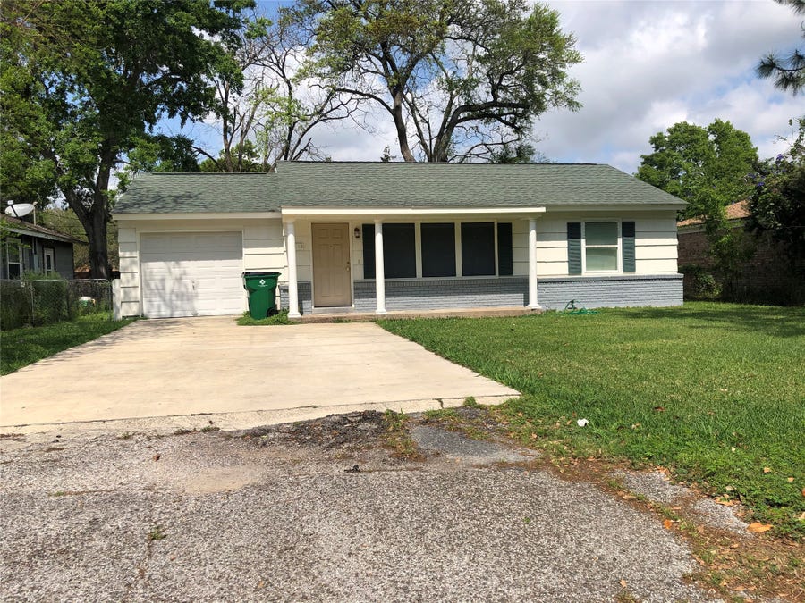Property photo for 1113 E Miller Street, Angleton, TX