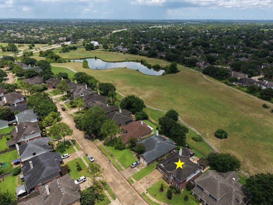 Property photo for 3239 Braesview Drive, Pearland, TX