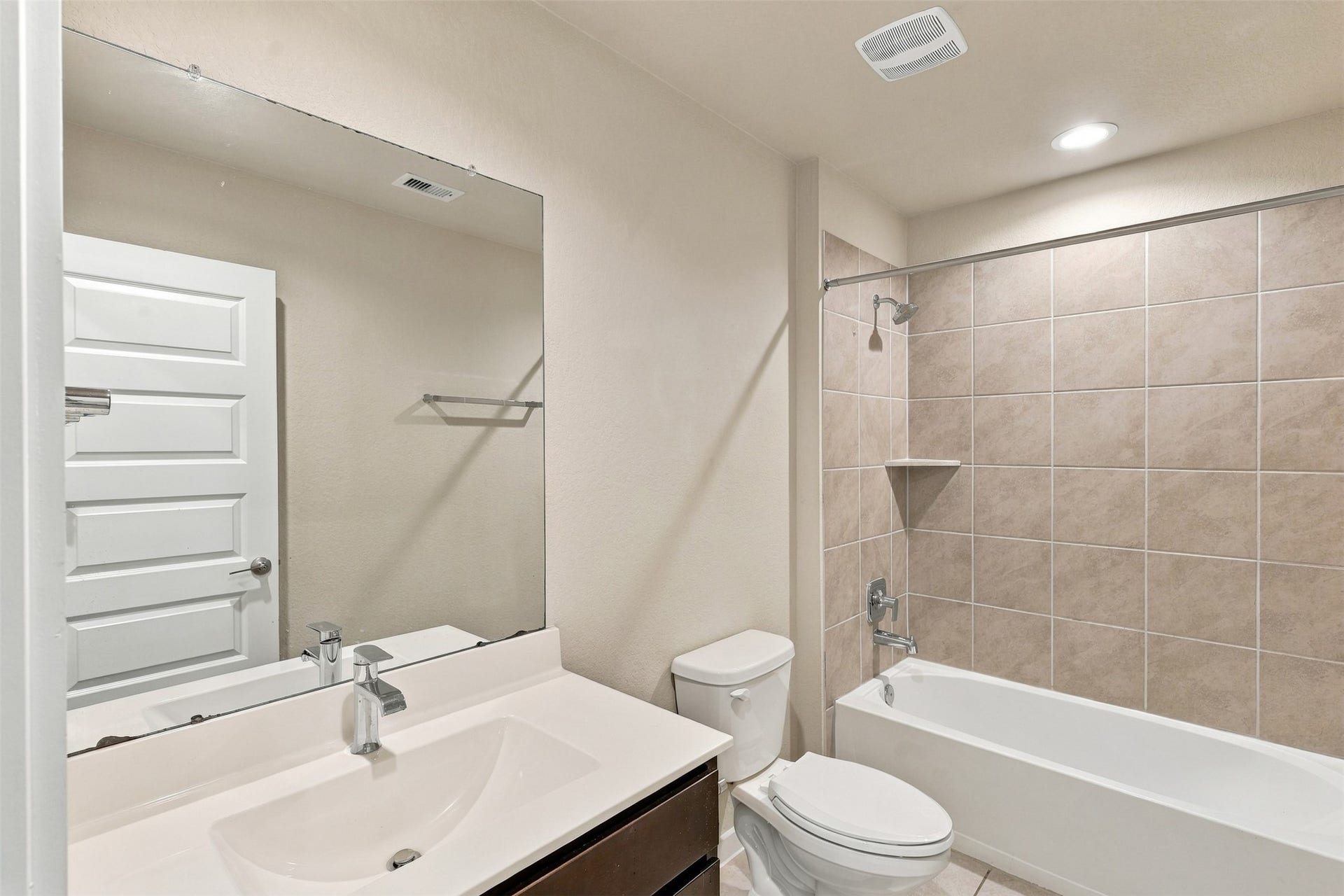 7510 Keystone Blossom Trail, Richmond, TX 77407 Guest Bathroom with Tub and Shower Combination!