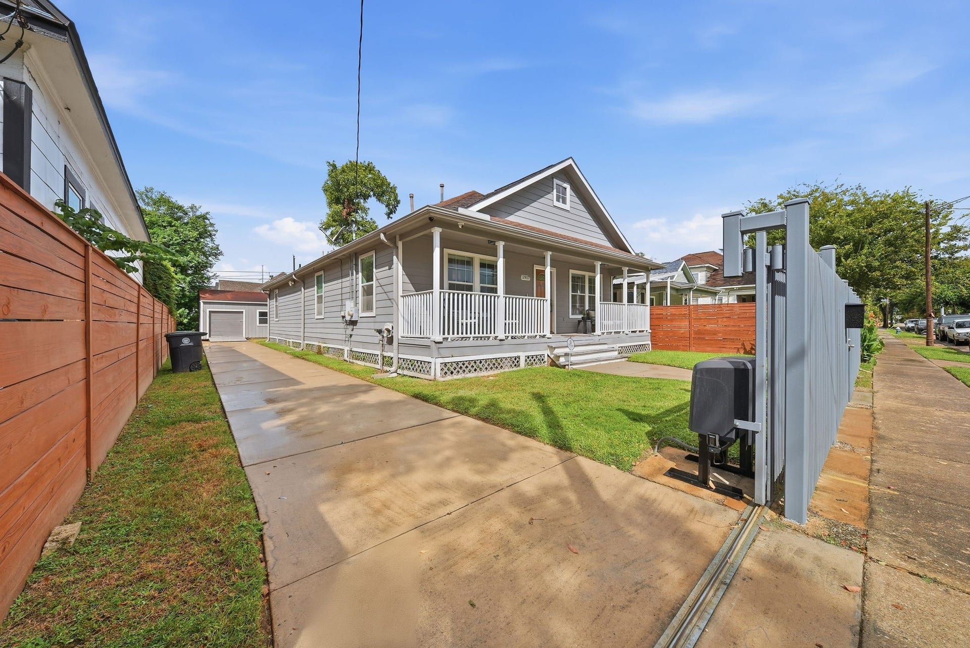 1917 Chapman Street, Houston, TX 77009 Spacious long driveway with ample parking for visitors.