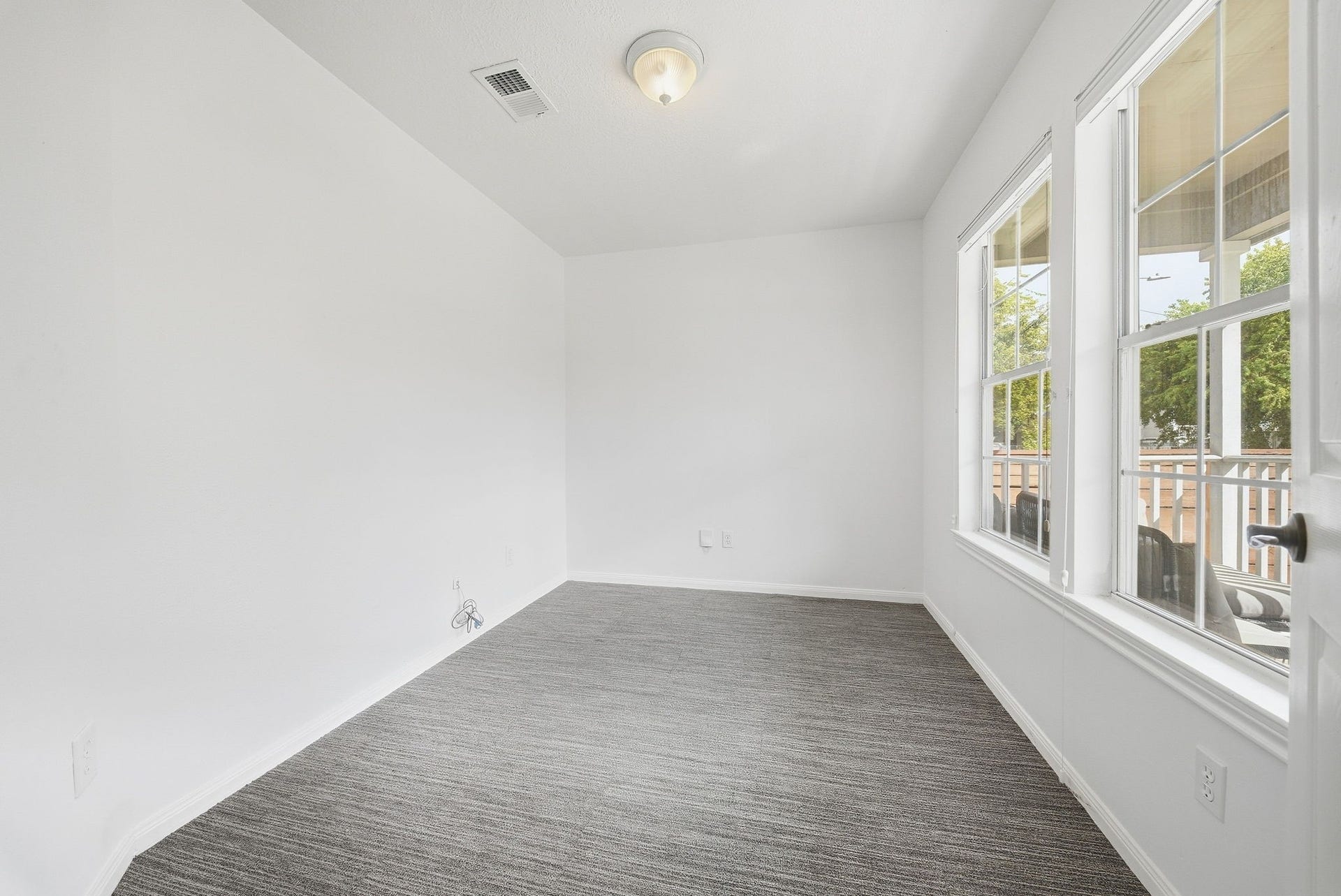 1917 Chapman Street, Houston, TX 77009 Flexible home office space with direct view to the front porch.