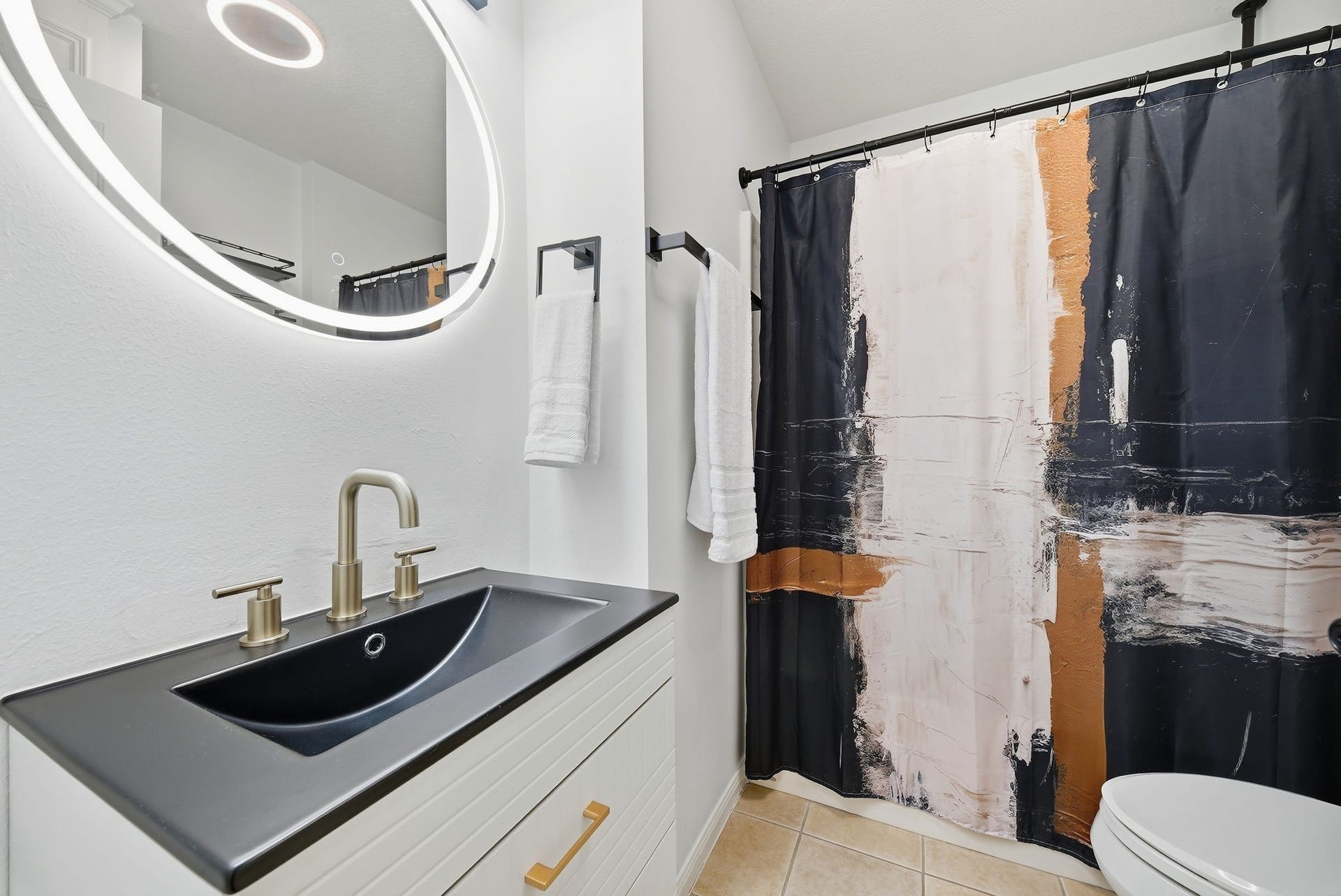 1917 Chapman Street, Houston, TX 77009 Ensuite bathroom featuring a shower/tub combination.