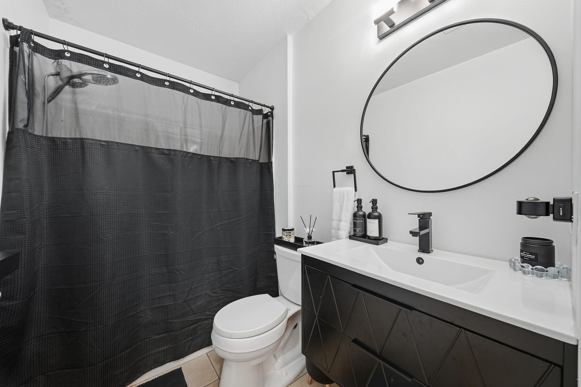 1917 Chapman Street, Houston, TX 77009 Full bathroom located in the hallway for guest use.