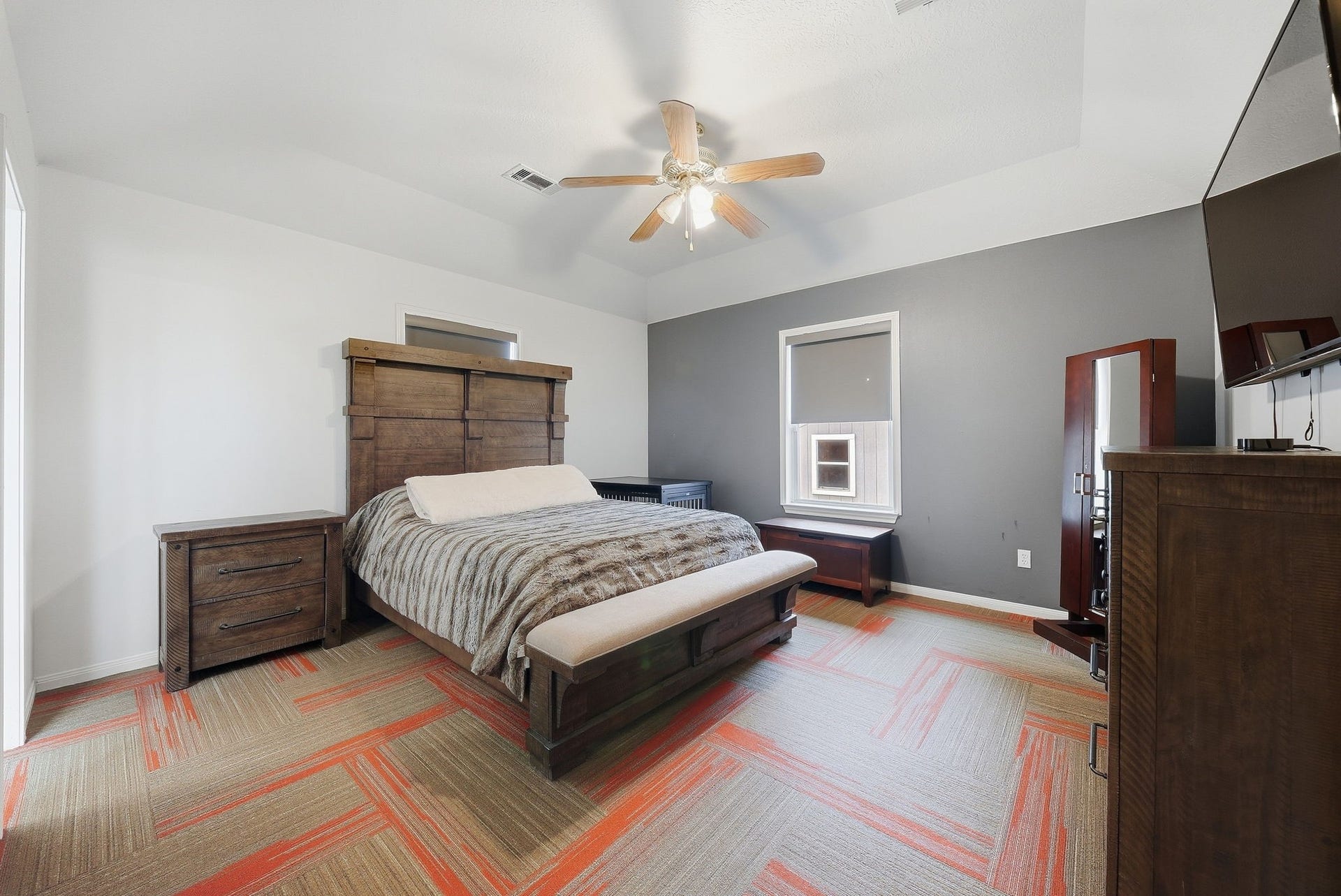 1917 Chapman Street, Houston, TX 77009 Spacious primary bedroom with ensuite full bathroom