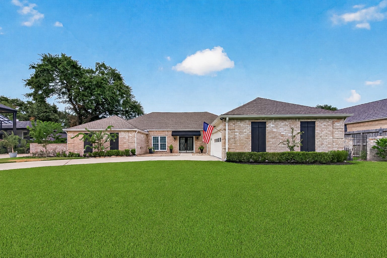 822 Merrick Drive, Sugar Land, TX 77478 Single-story golf course home with a lush front lawn, long driveway for plenty of parking, mature landscaping, and a welcoming awning-covered entry.