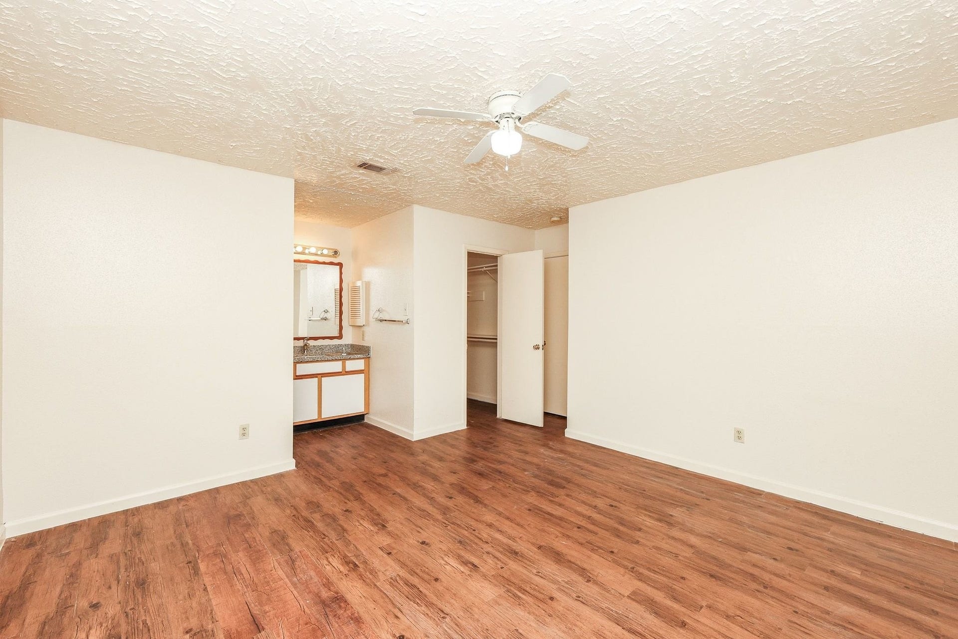 10907 Allison Bend Court, Houston, TX 77086 Master bedroom